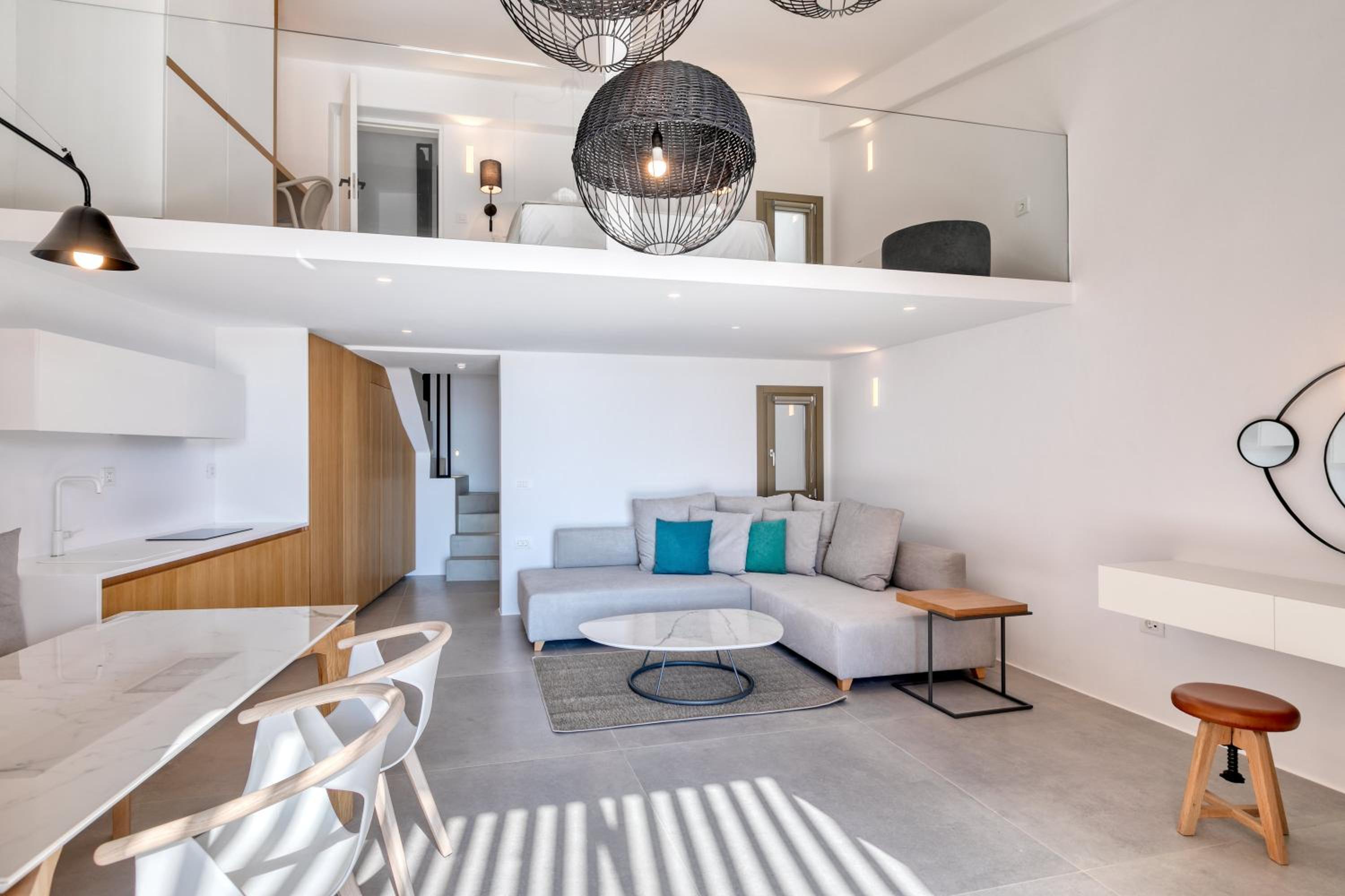 Deluxe Queen Suite