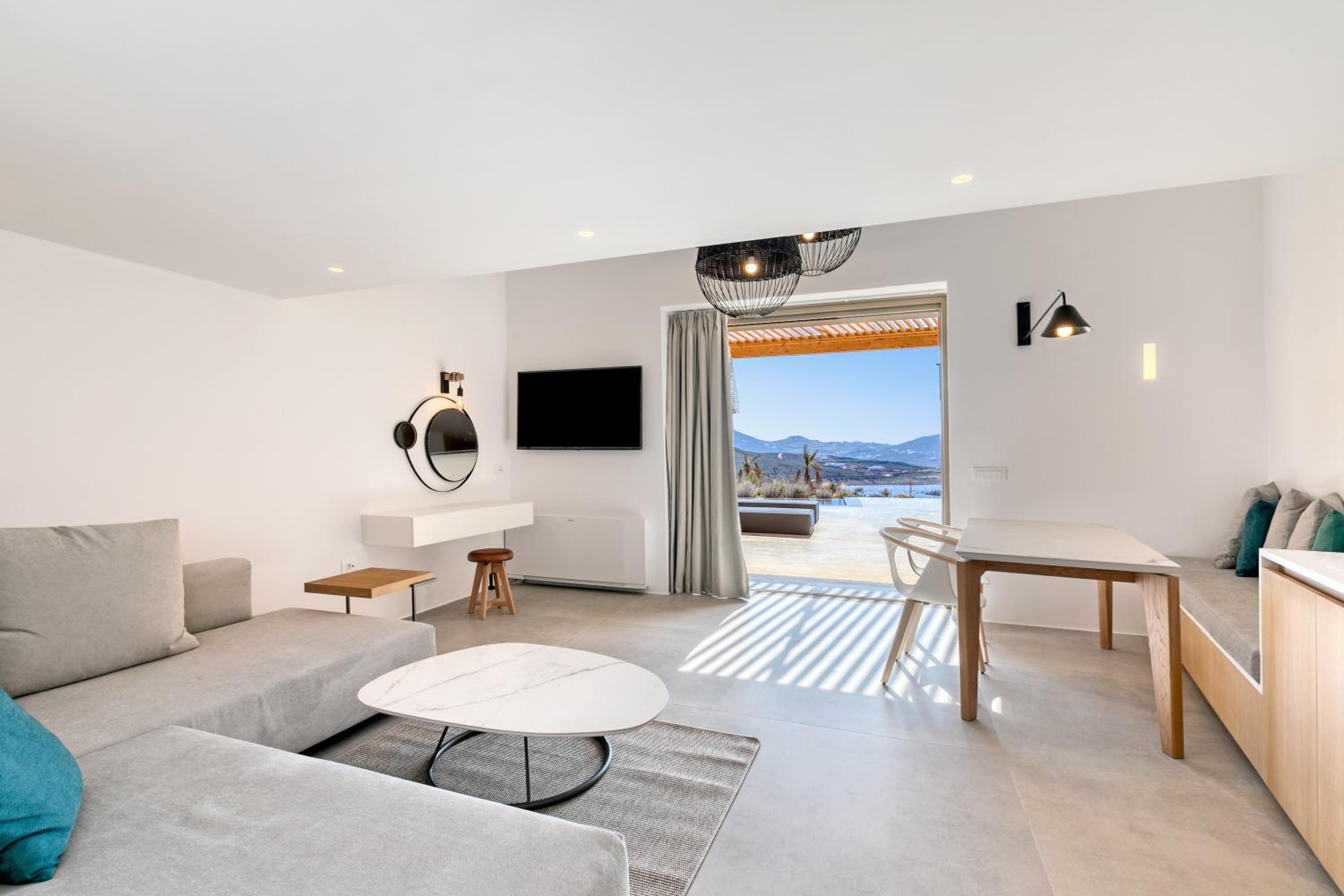 Deluxe Queen Suite