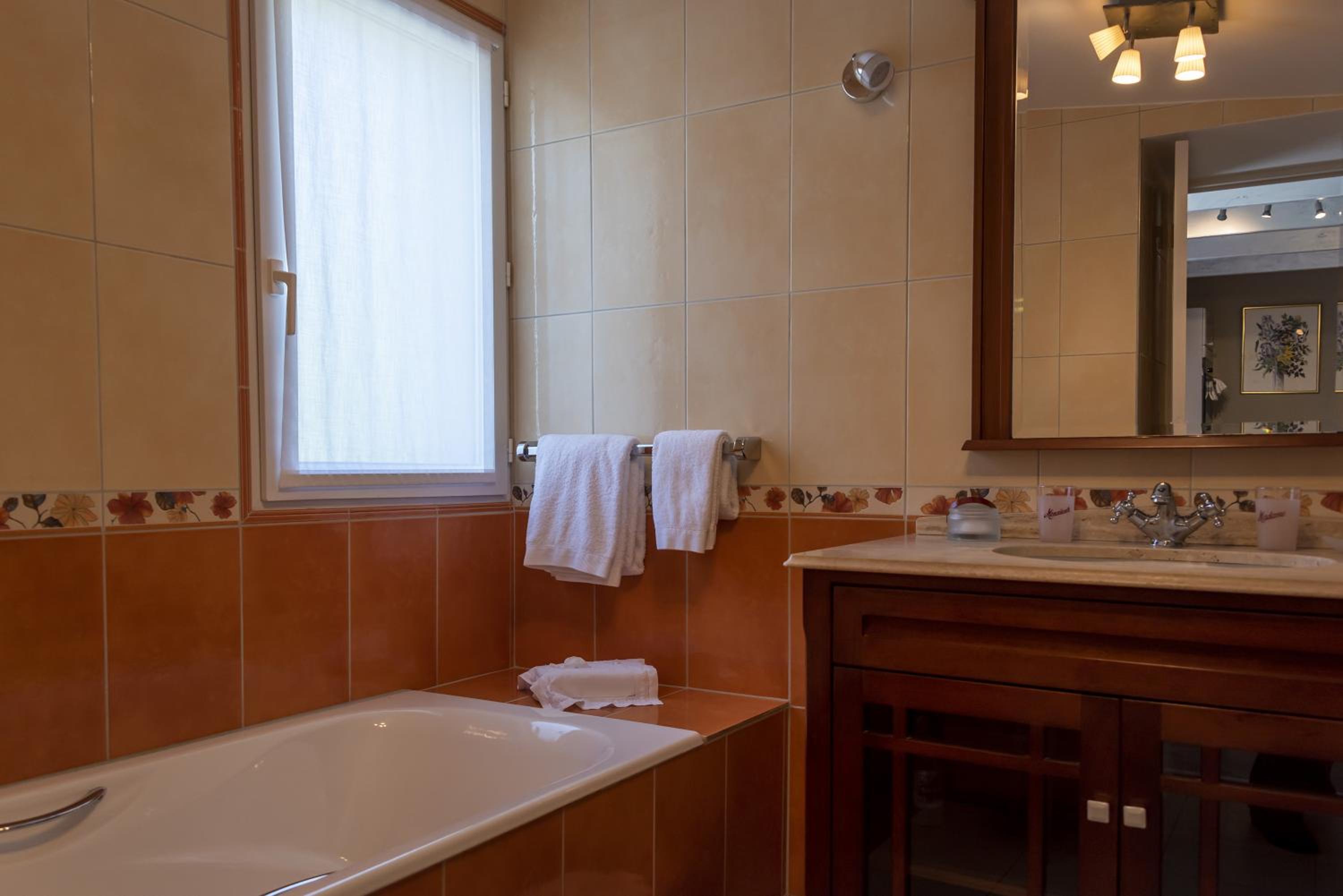 One-Bedroom Suite - Photo 4