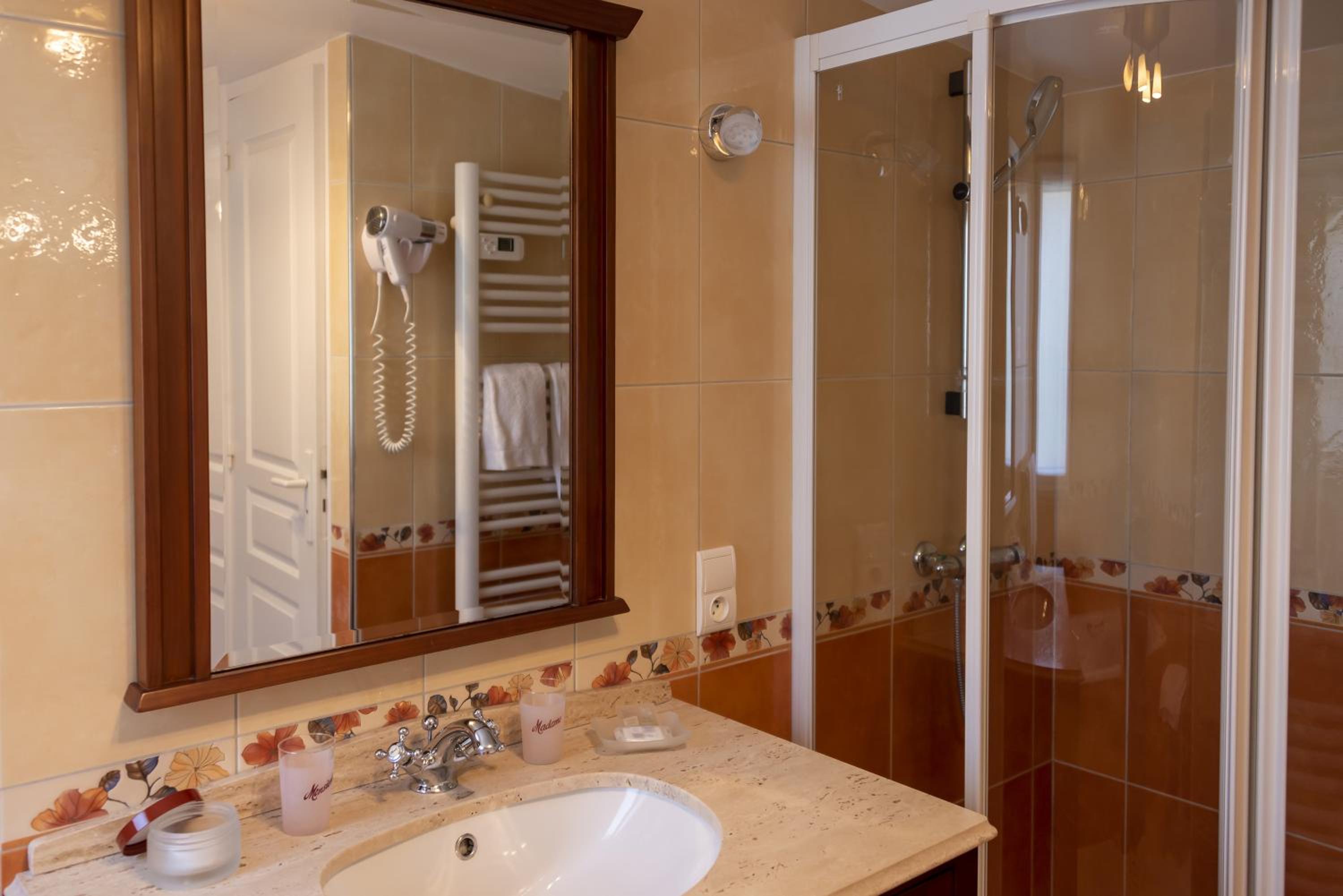 One-Bedroom Suite - Photo 5