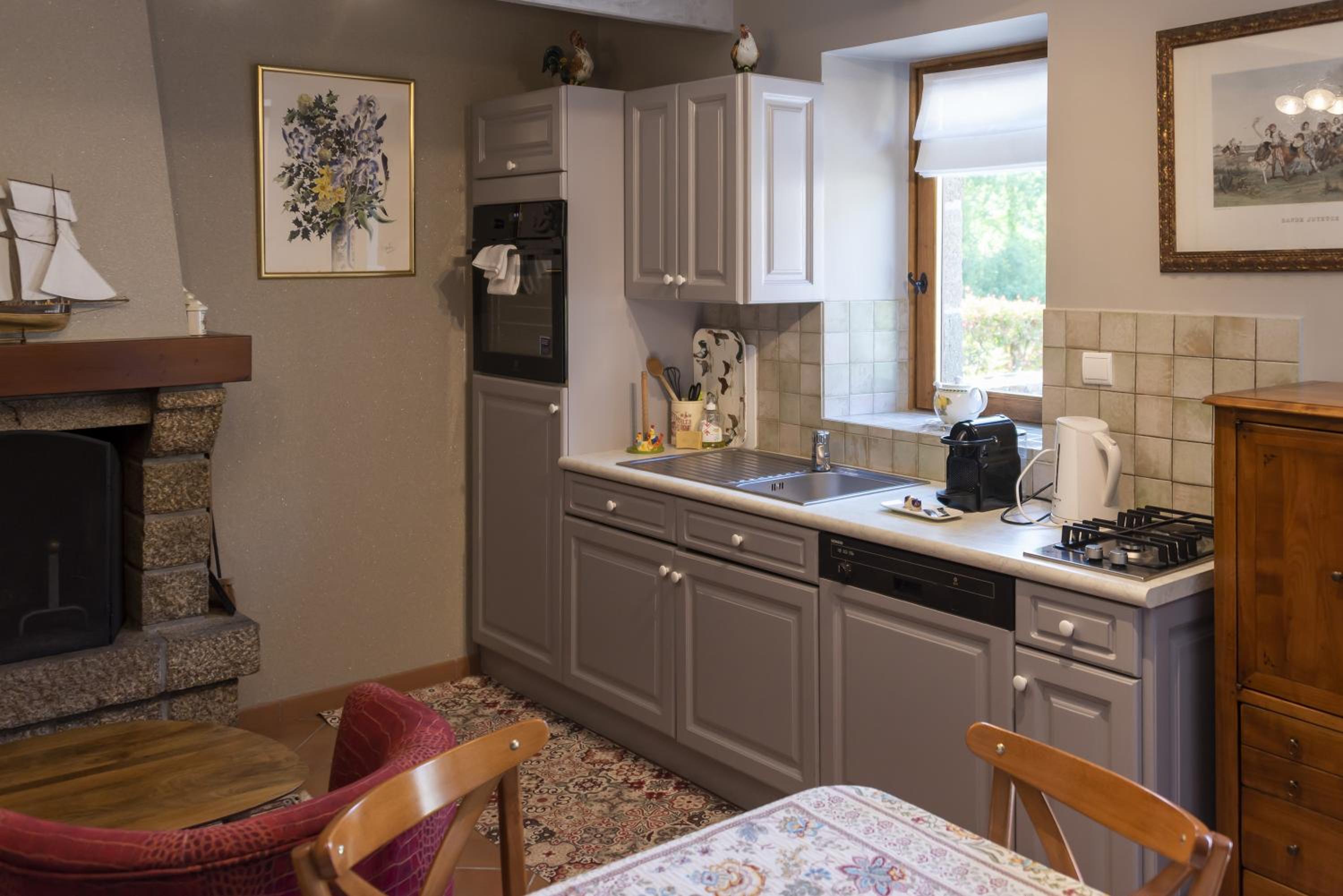 One-Bedroom Suite - Photo 3