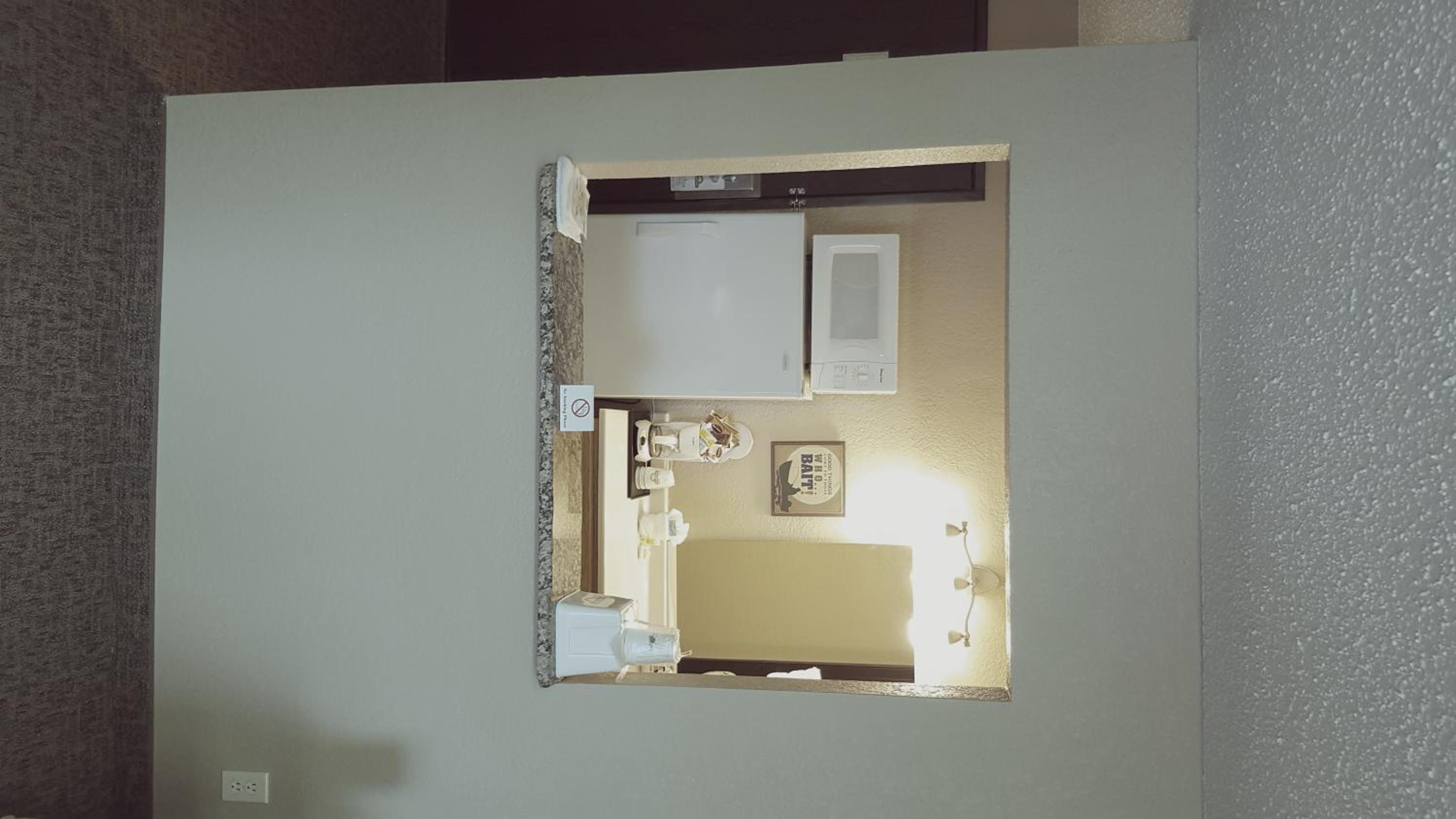 Studio Suite with Three Double Beds - Non-Smoking - Photo 6