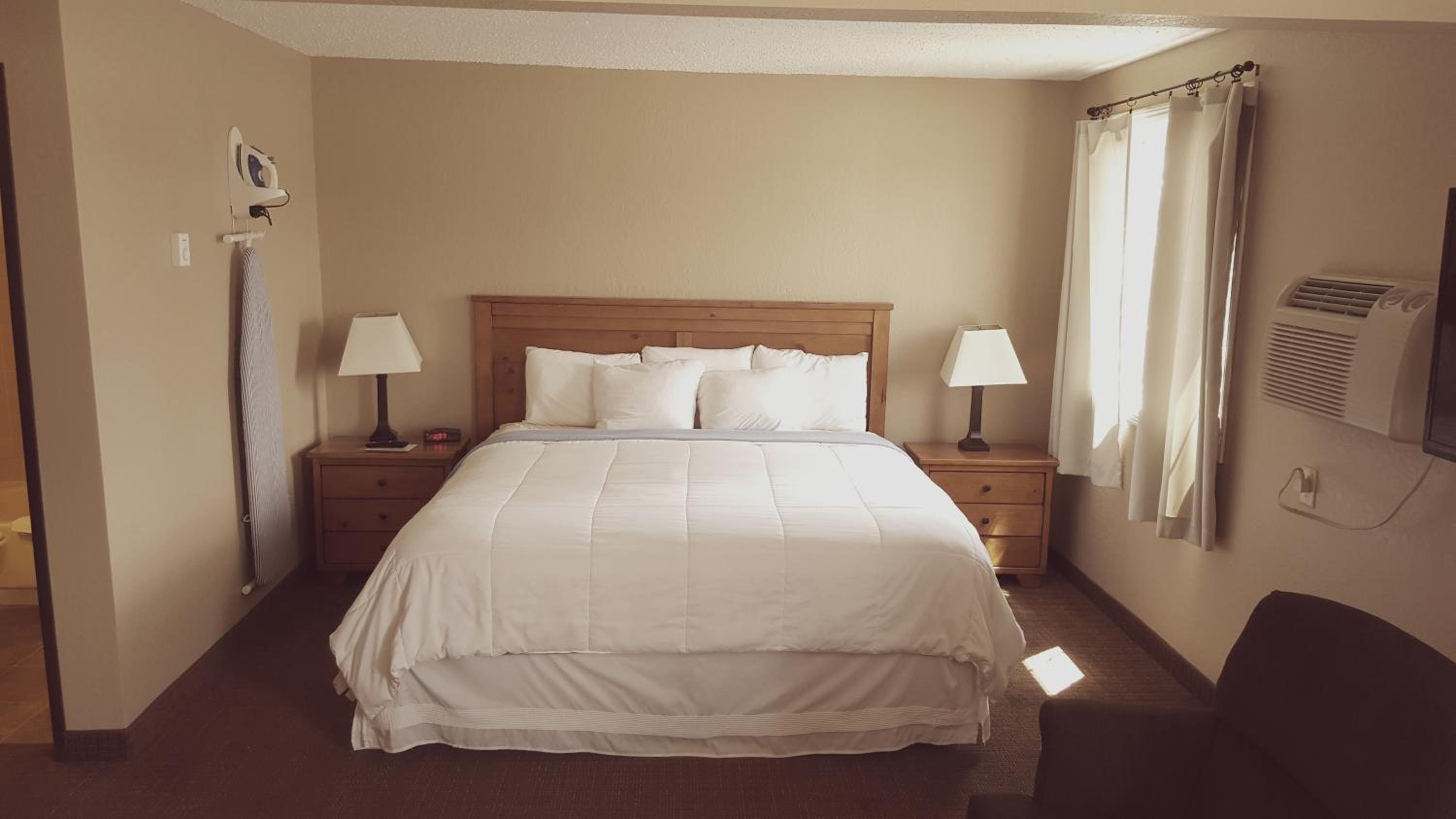 Studio King Suite with Two Double Beds - Non-Smoking - Photo 4