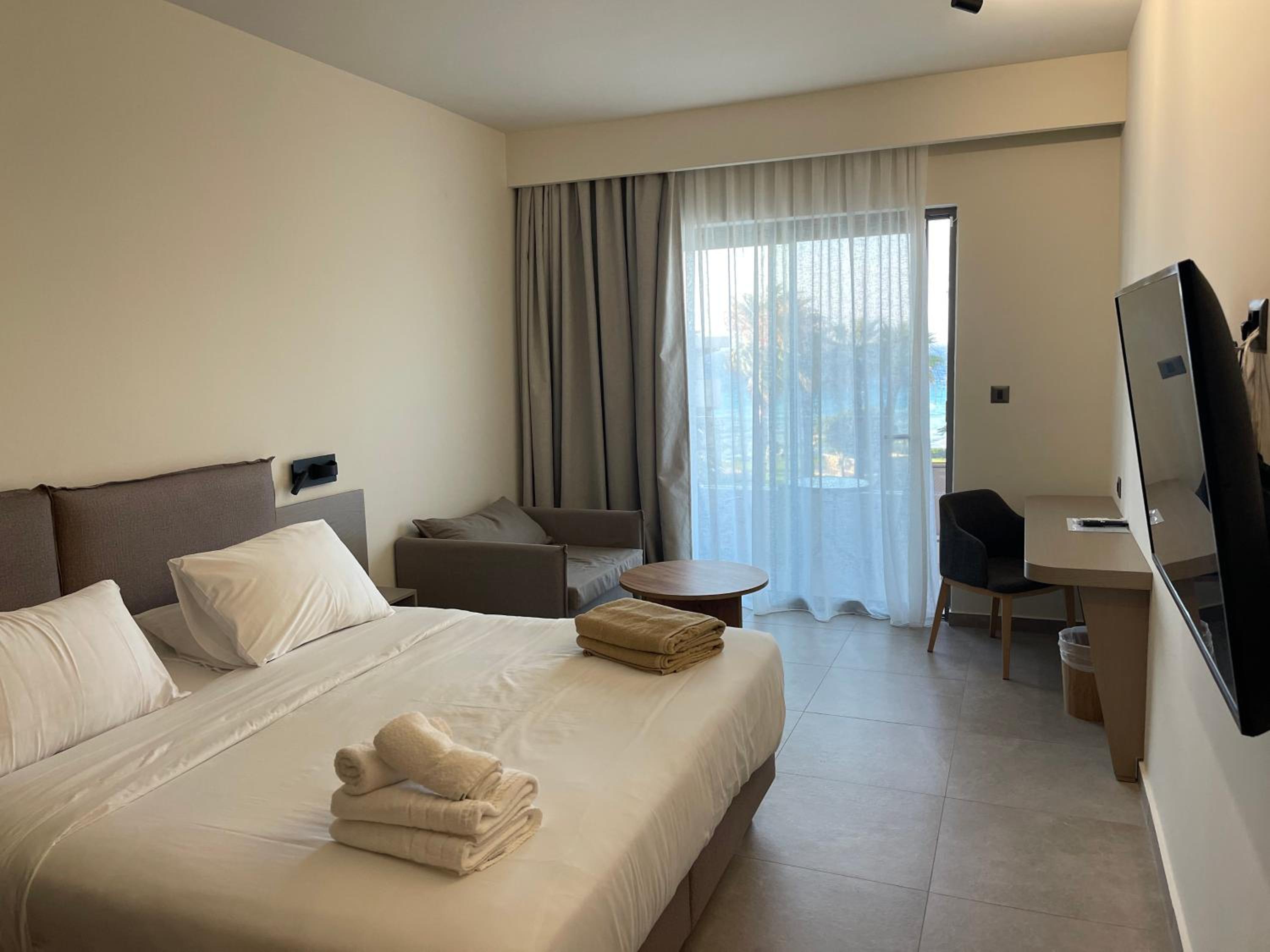 Deluxe Double Room with Side Sea View photo 3