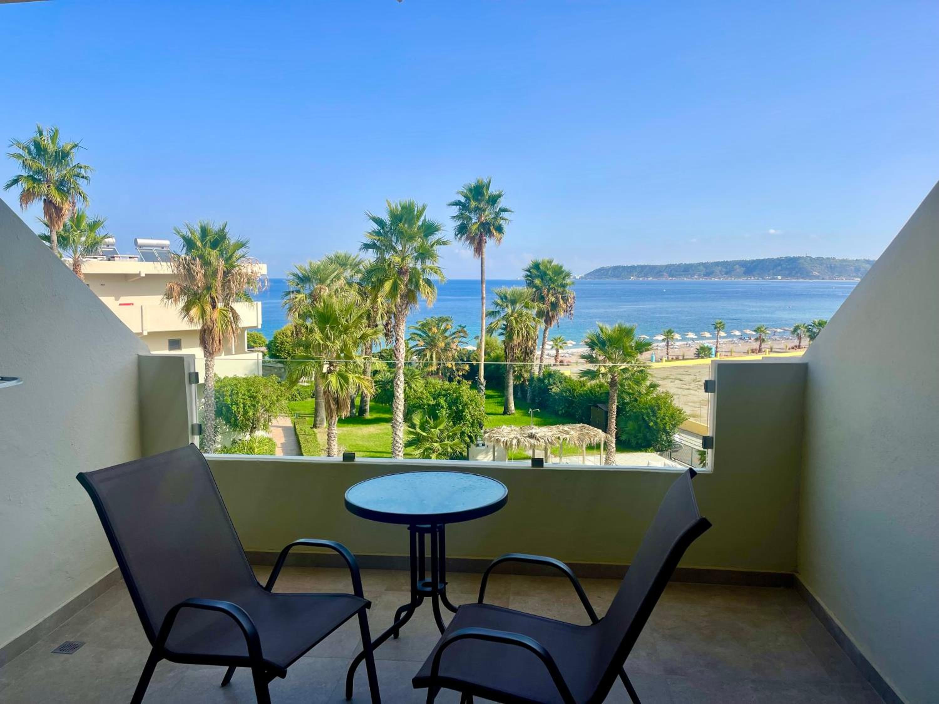 Deluxe Double Room with Side Sea View photo 2