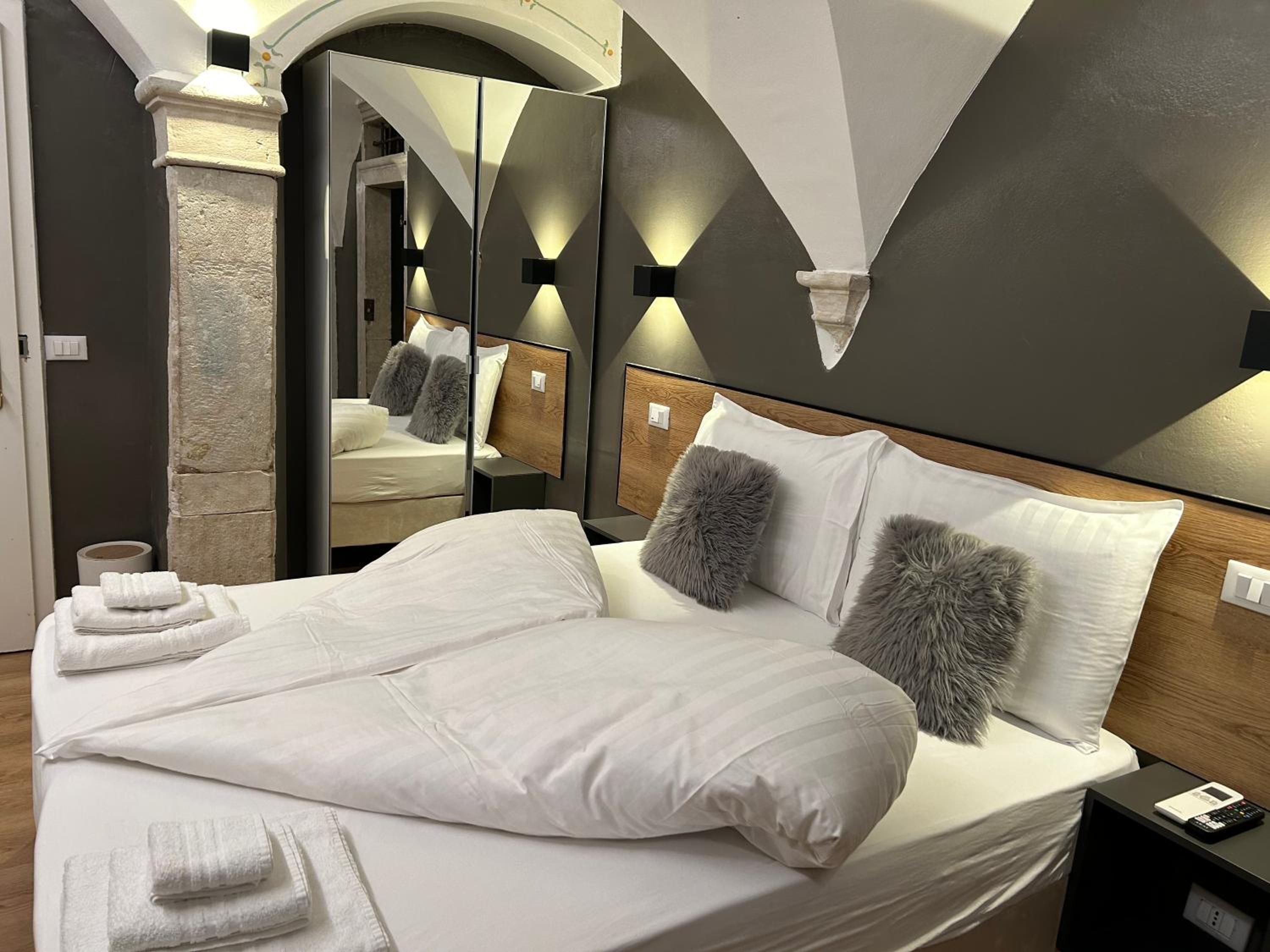 Double Room with Spa Bath photo 1