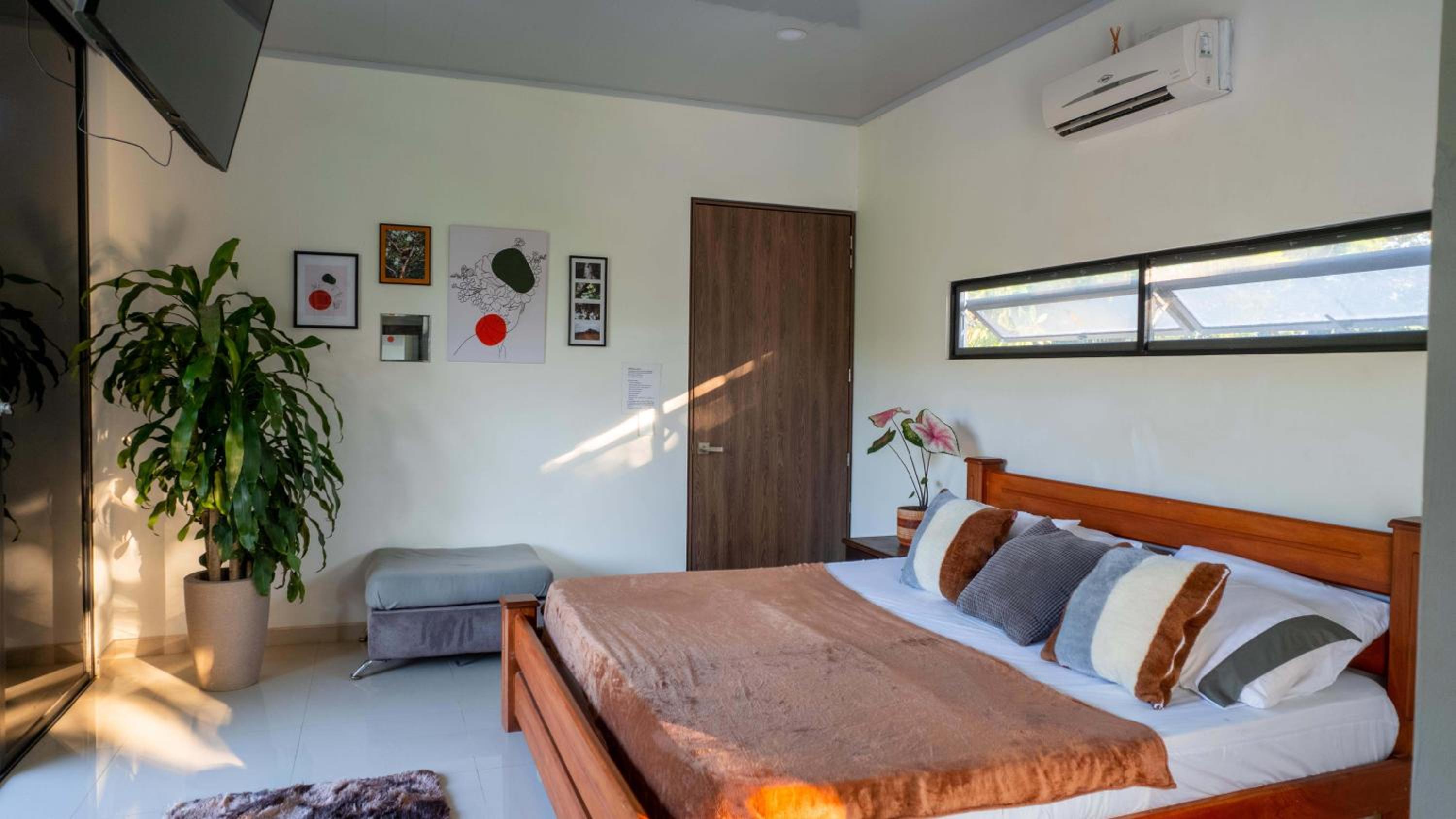 Five-Bedroom House photo 1