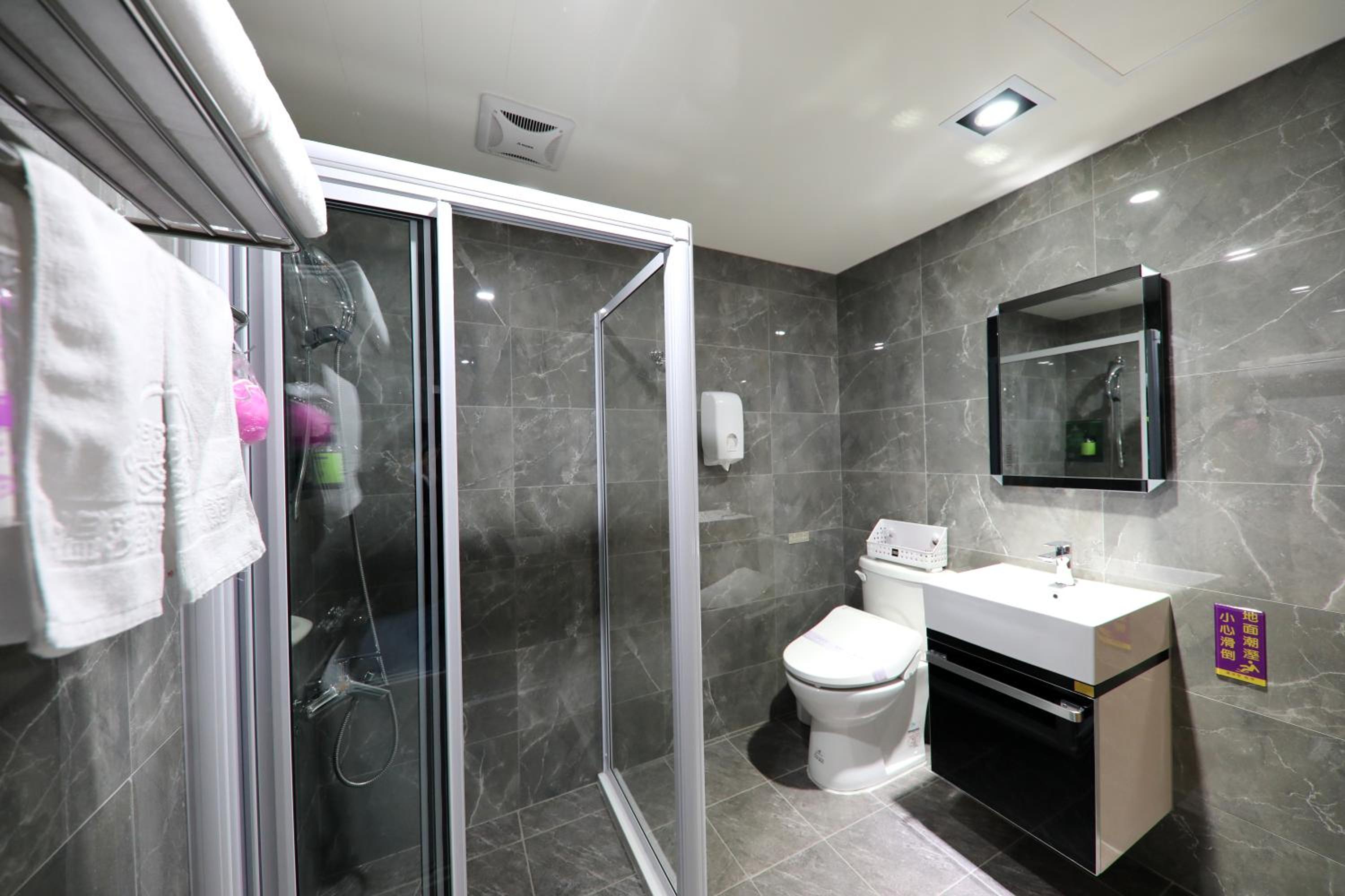 Quadruple Room with Bath photo 3