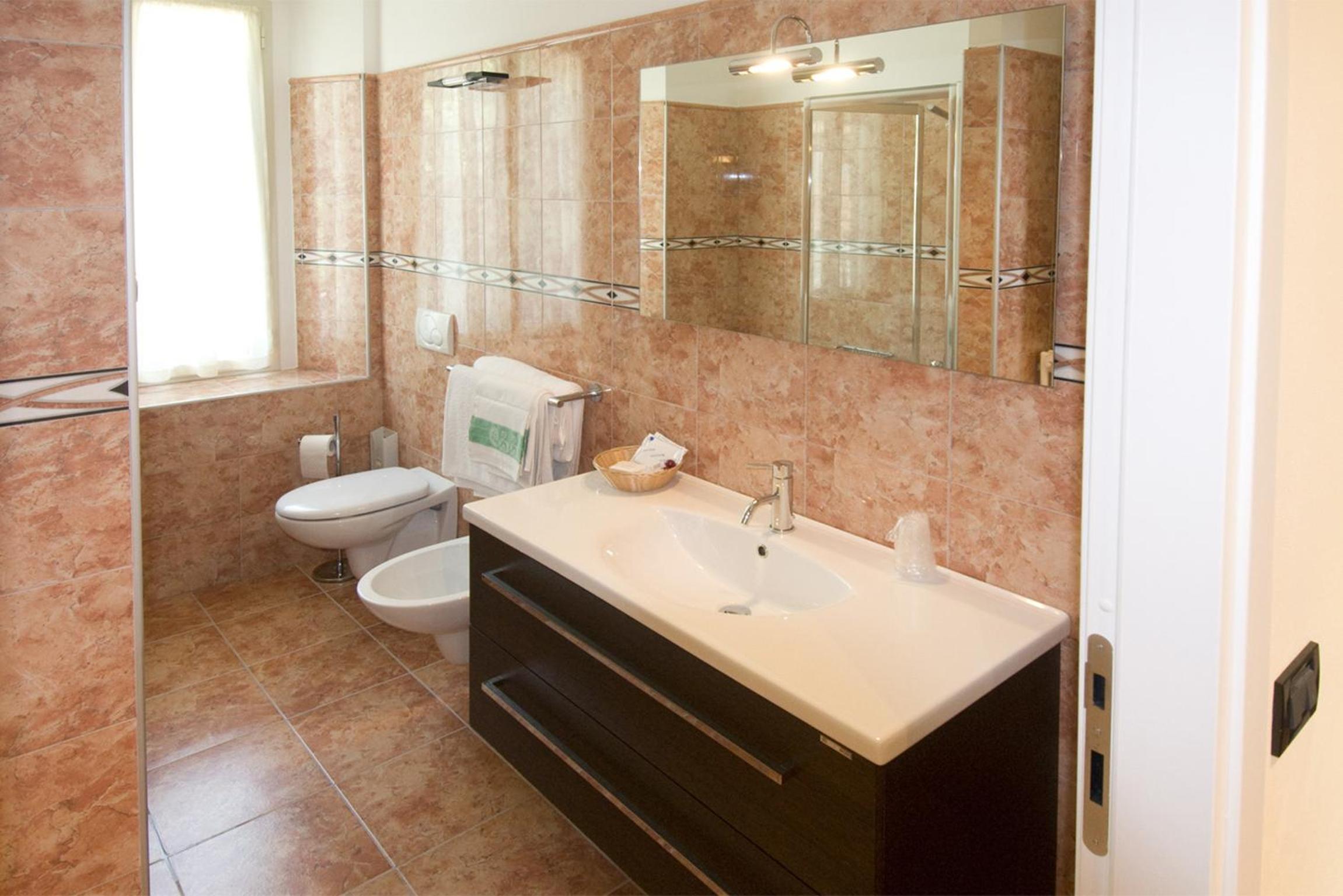 One-Bedroom Apartment with Lake View - Annex - Photo 34