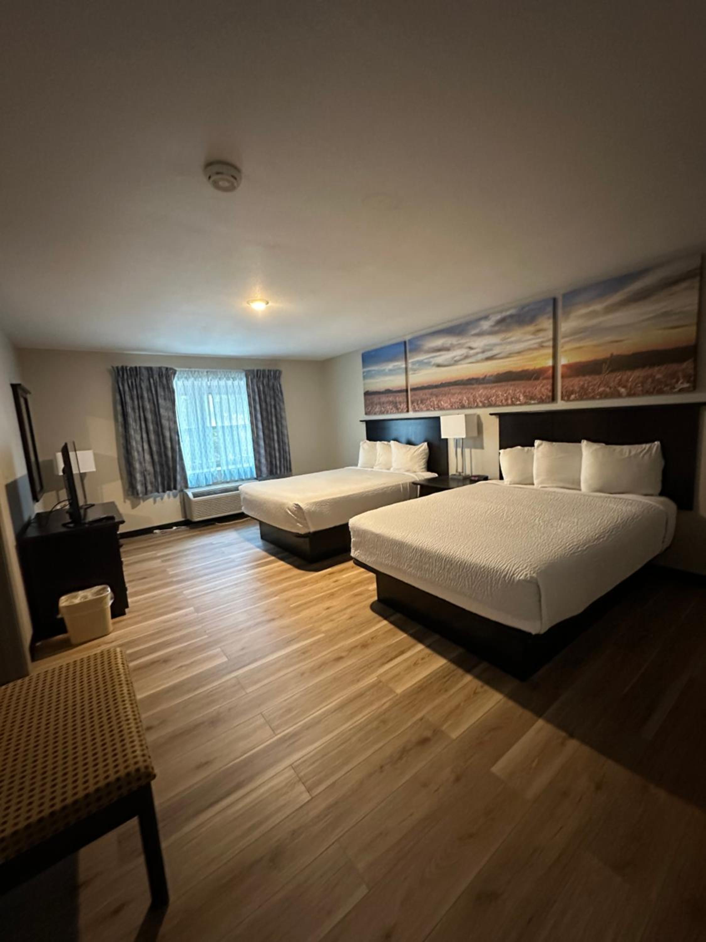 One-Bedroom Deluxe Queen Suite - Non-Smoking - Photo 2