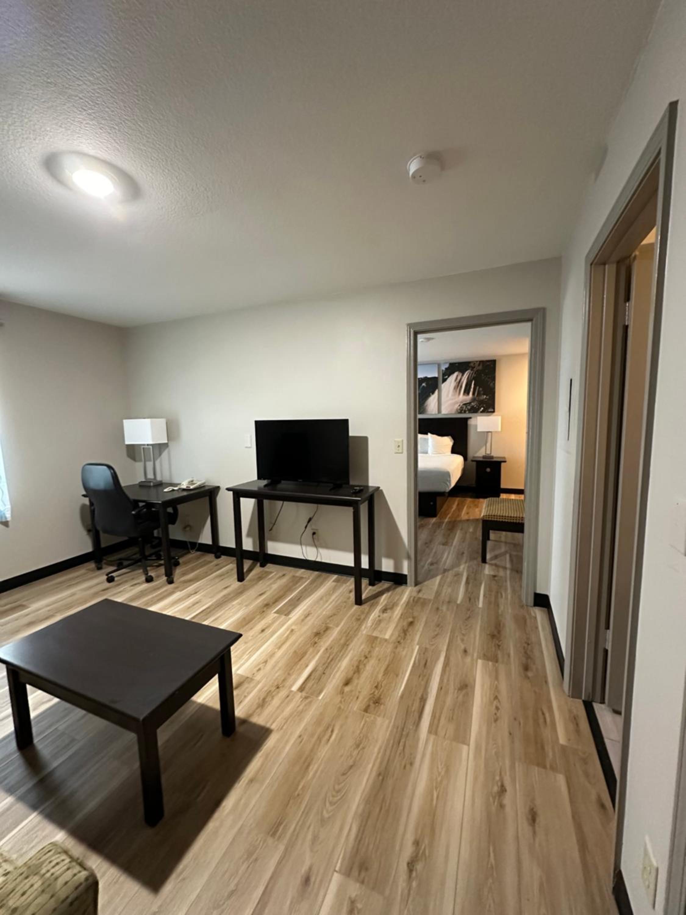 One-Bedroom Deluxe King Suite - Non-Smoking - Photo 4