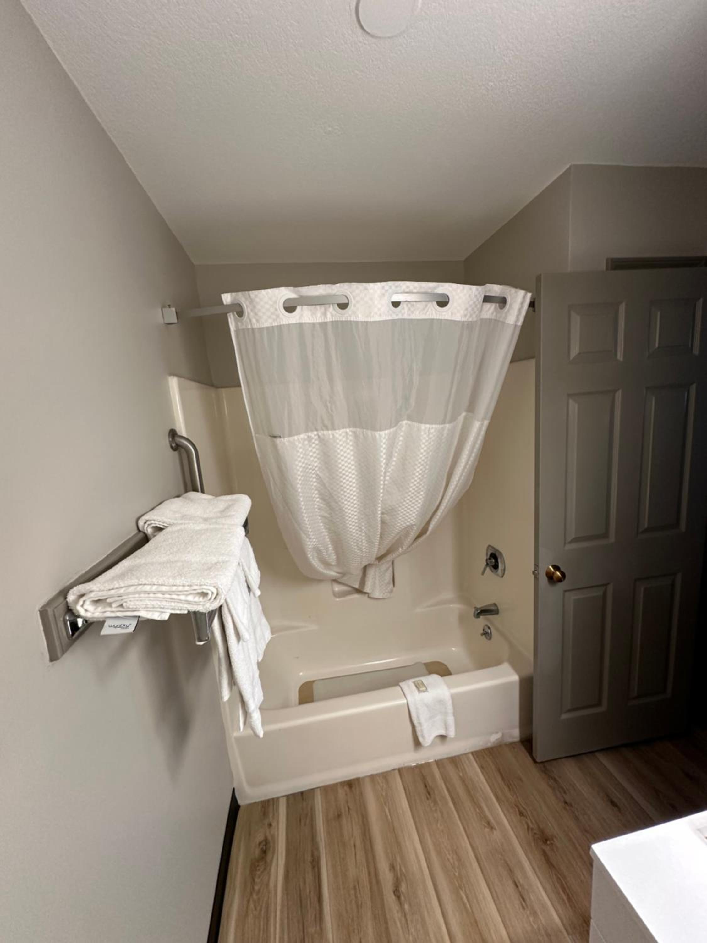 One-Bedroom King Suite - Non-Smoking - Photo 6
