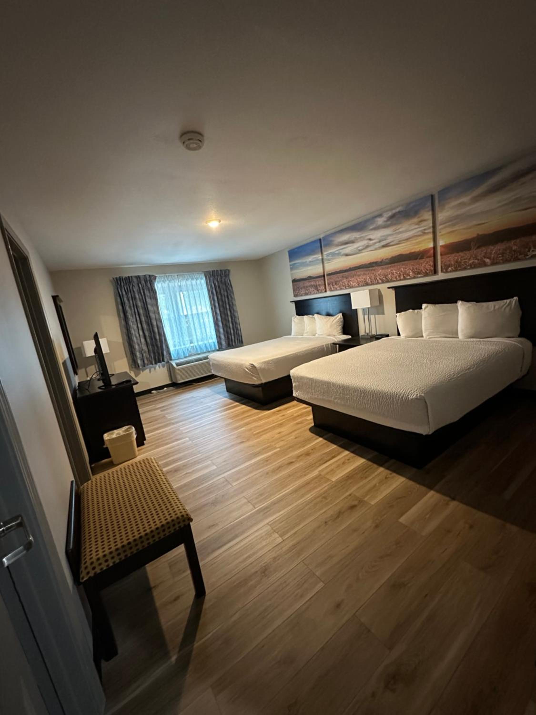 One-Bedroom Deluxe Queen Suite - Non-Smoking - Photo 3