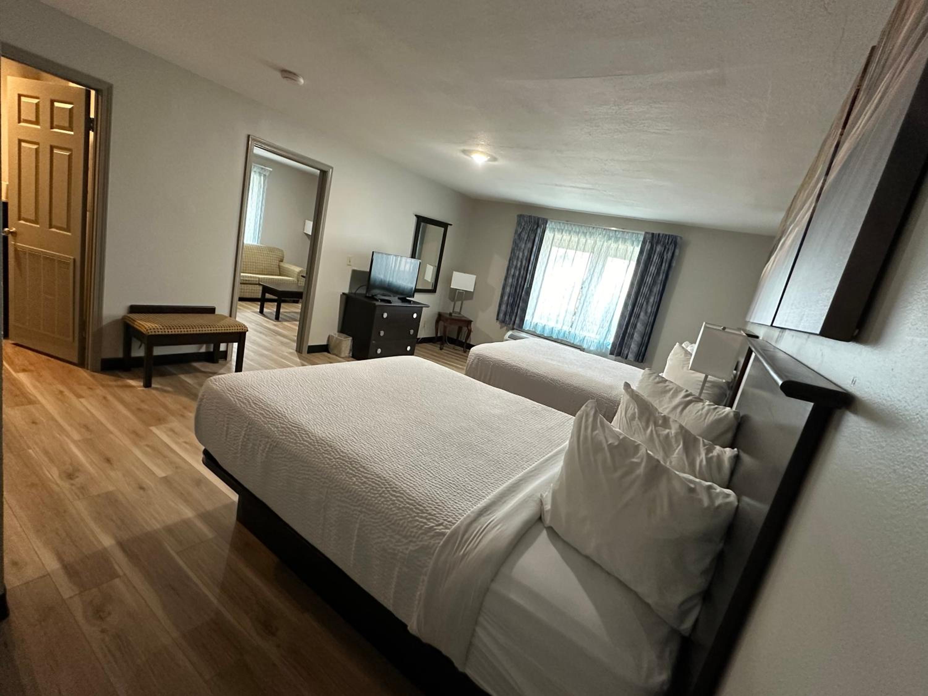 One-Bedroom Deluxe Queen Suite - Non-Smoking - Photo 4