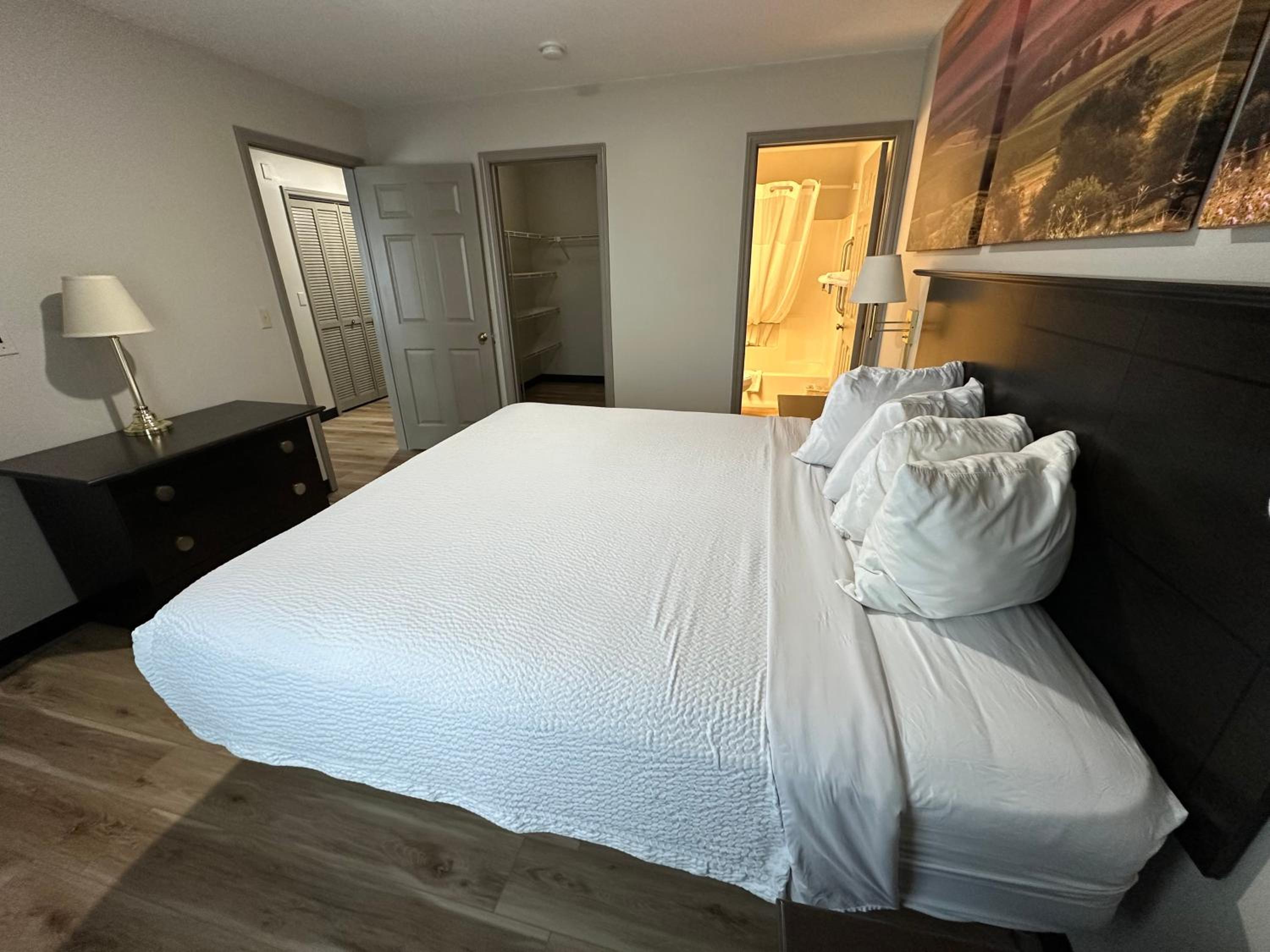 One-Bedroom King Suite - Non-Smoking - Photo 1