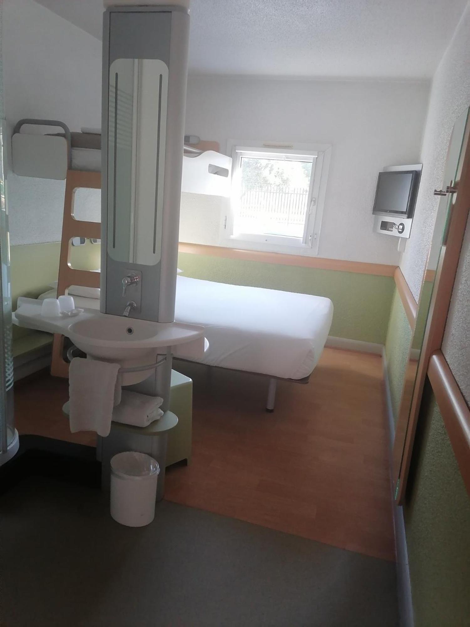 Standard Triple Room (Smoking) photo 2