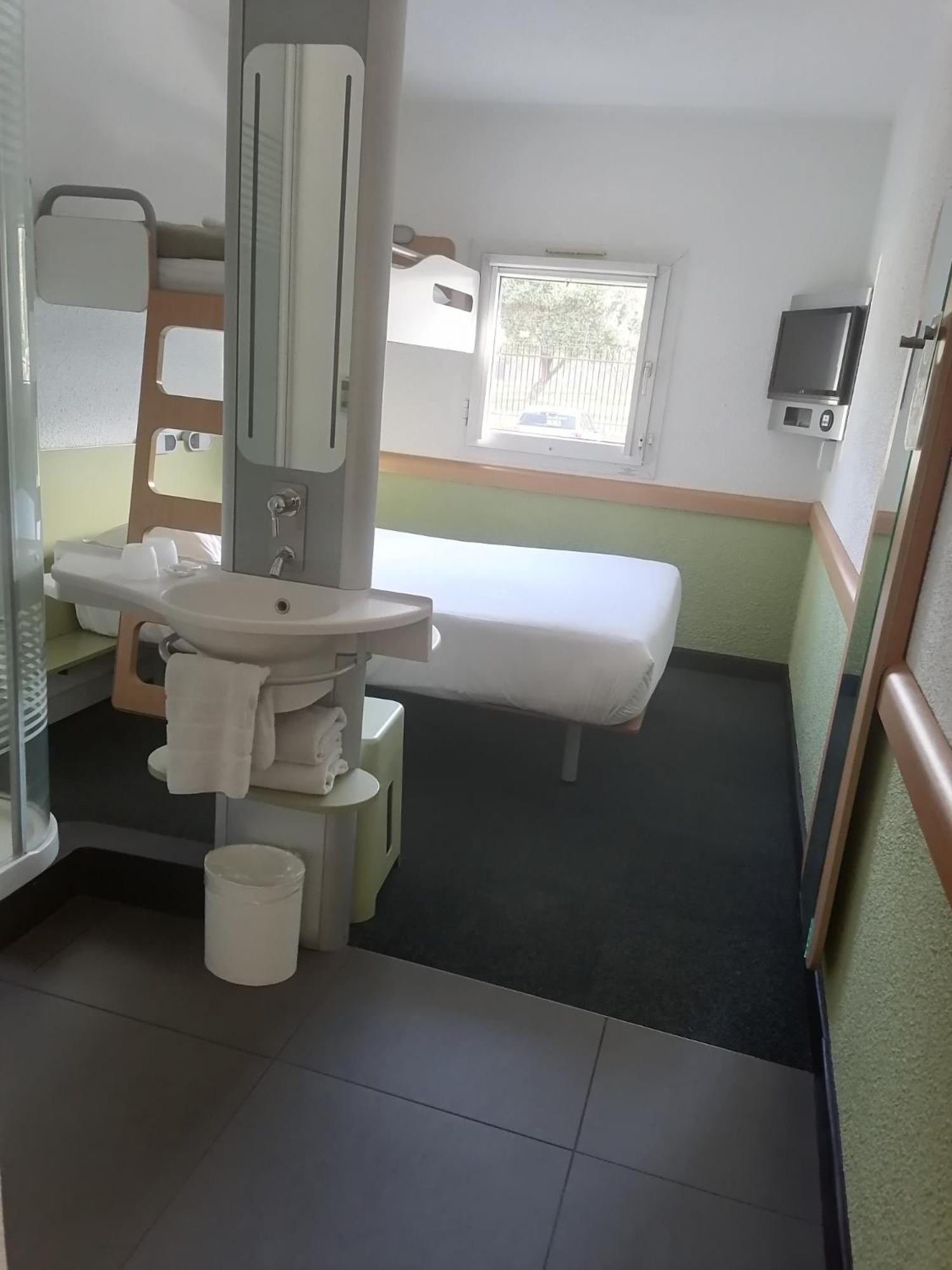 Standard Triple Room (Nonsmoking) photo 2