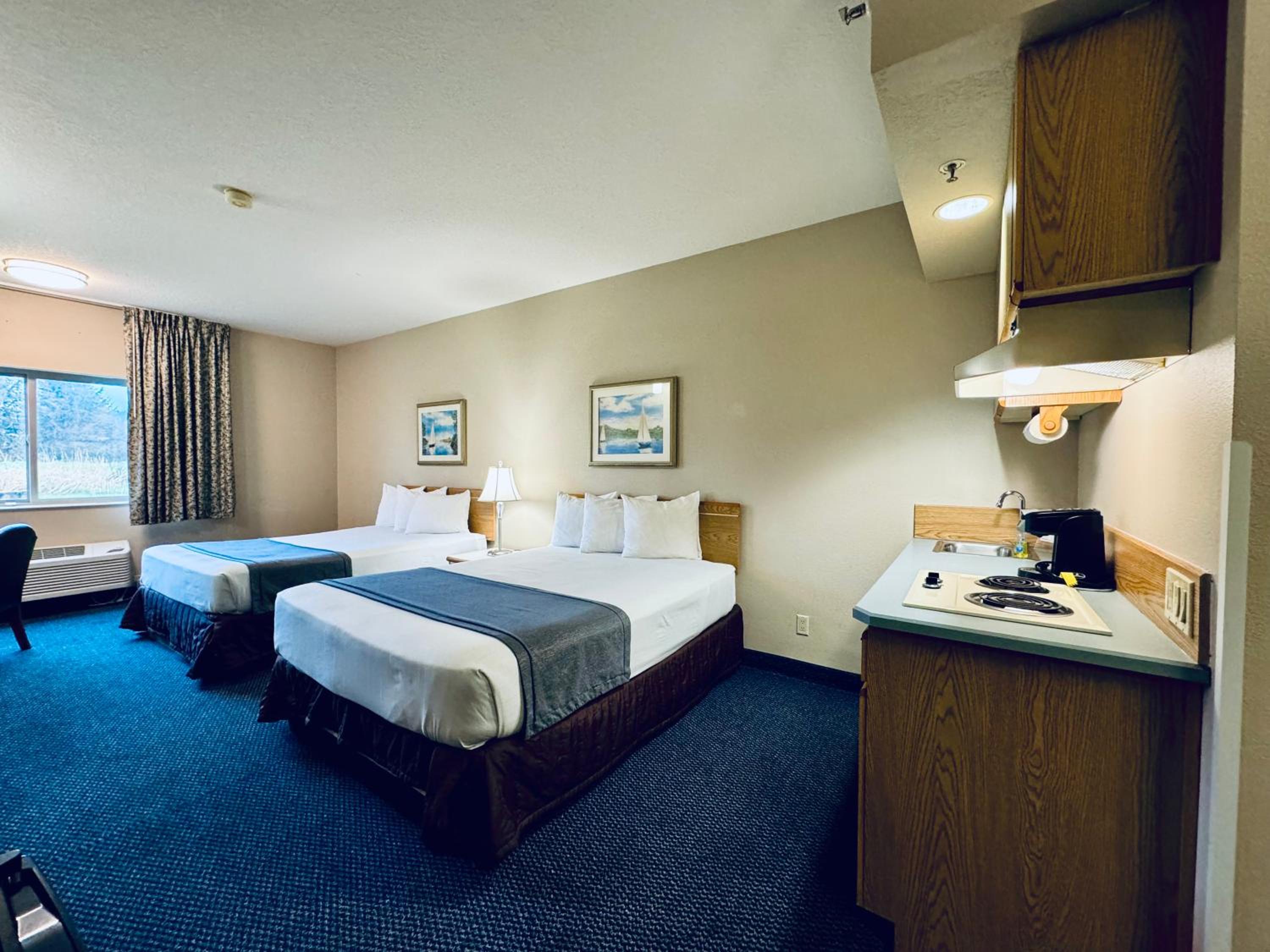 Queen Room with Two Queen Beds - Photo 12