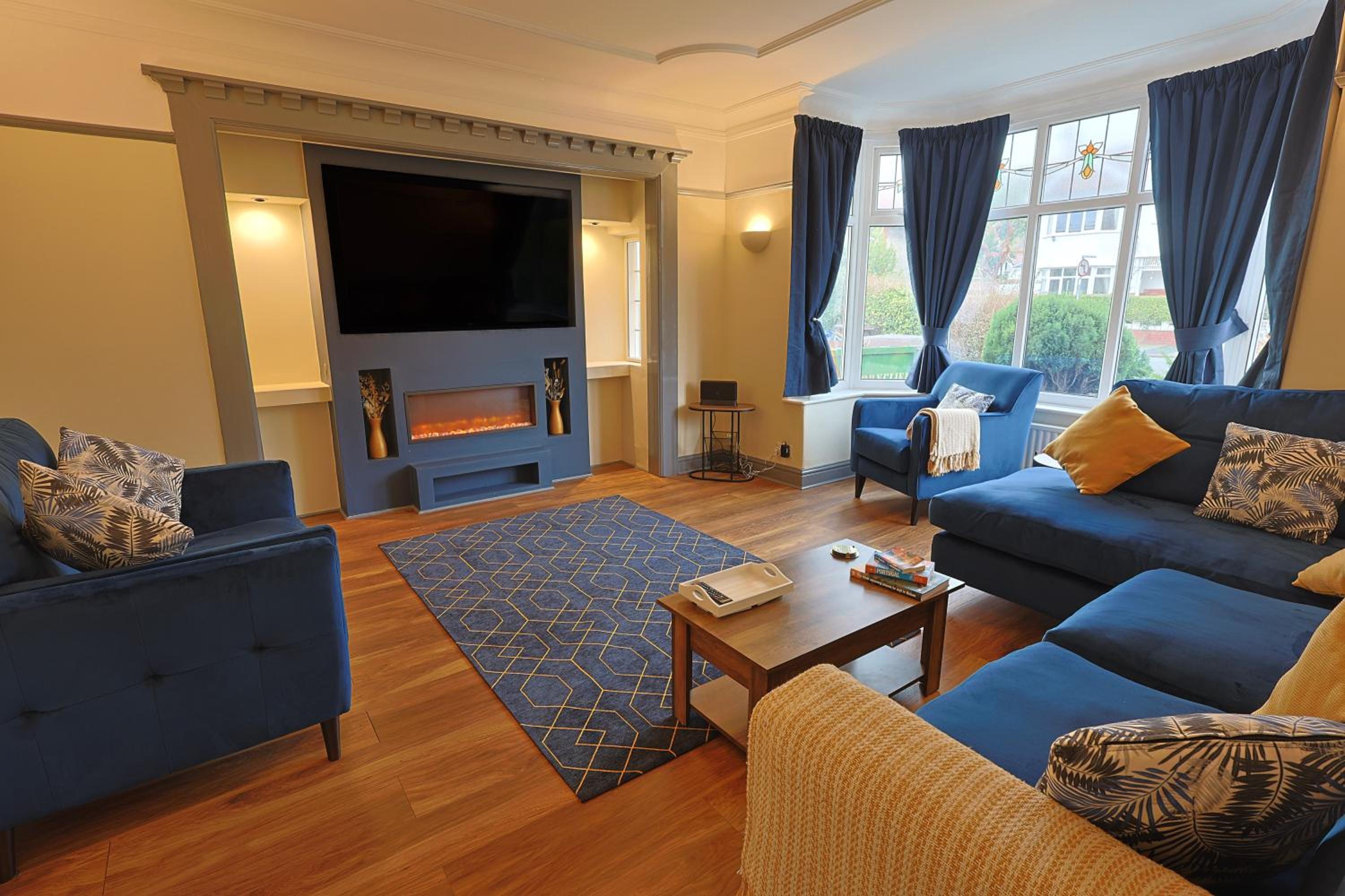 Five-Bedroom House photo 1