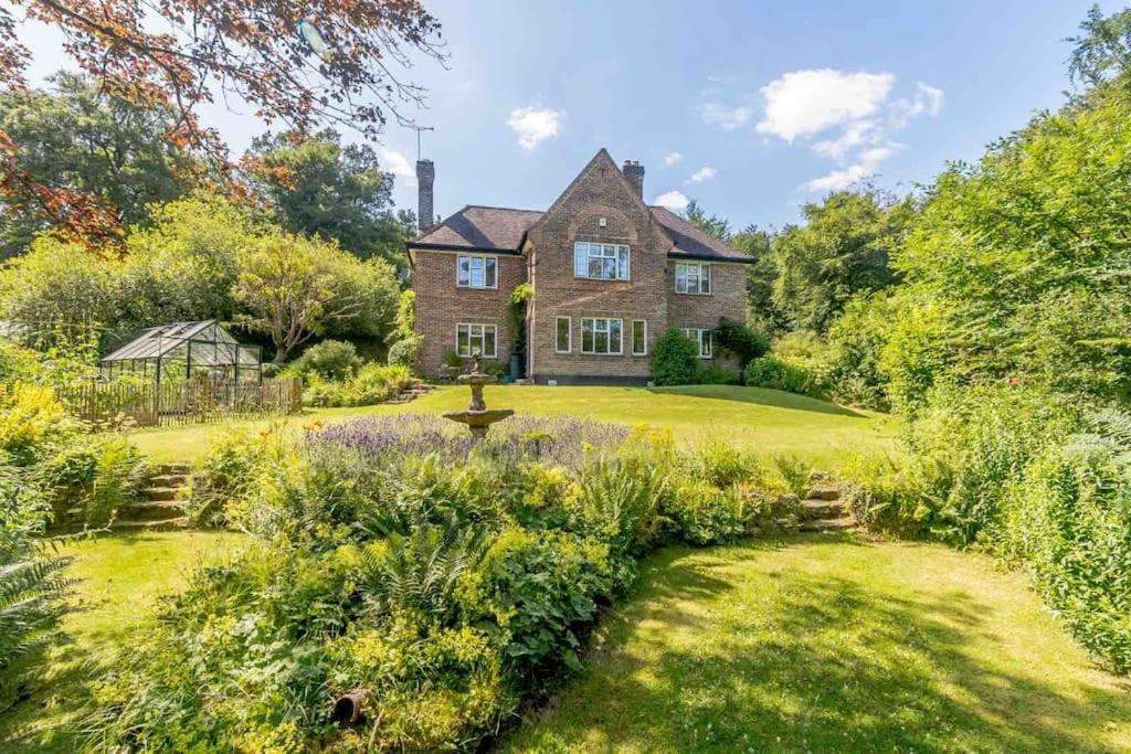 Five-Bedroom House photo 2