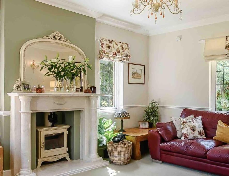Five-Bedroom House photo 1