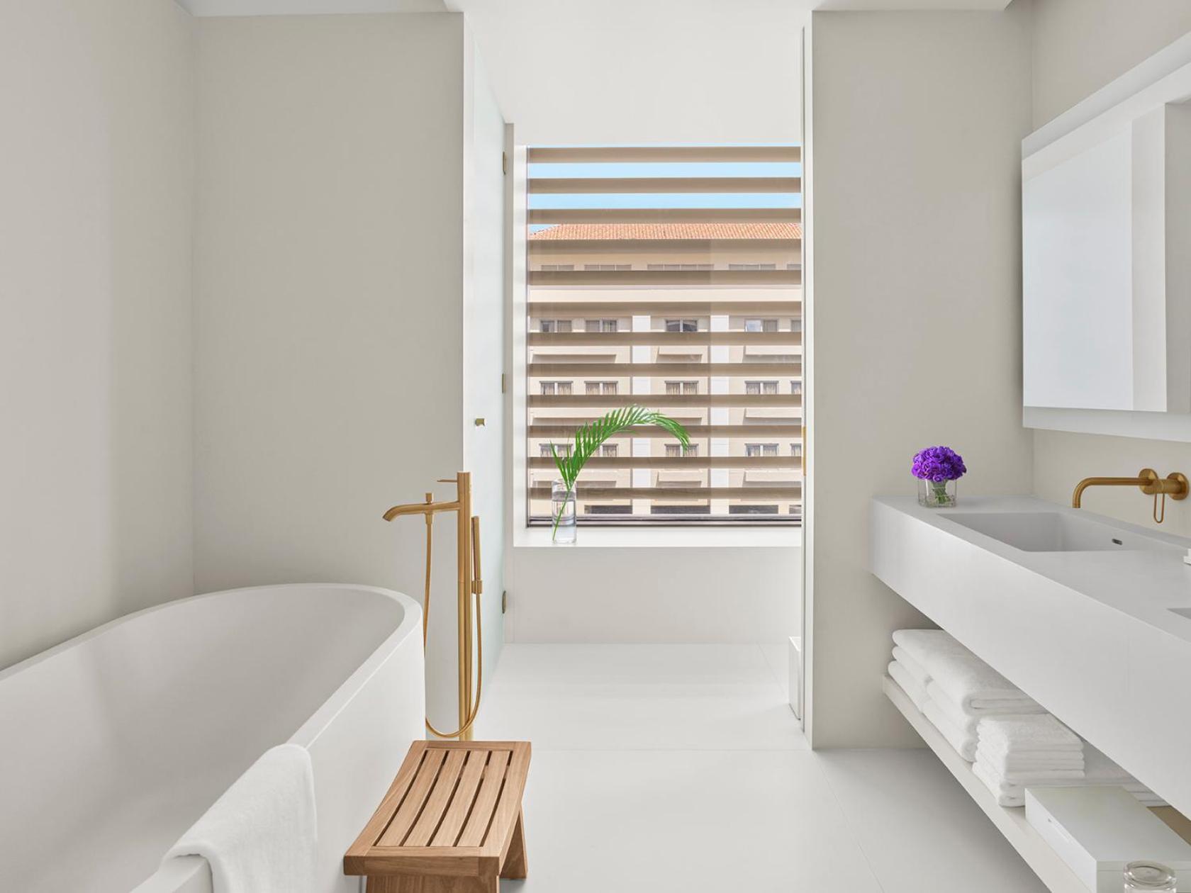 Tanglin Suite, 1 Bedroom Larger Suite, 1 King, Corner room, Upper floor photo 2