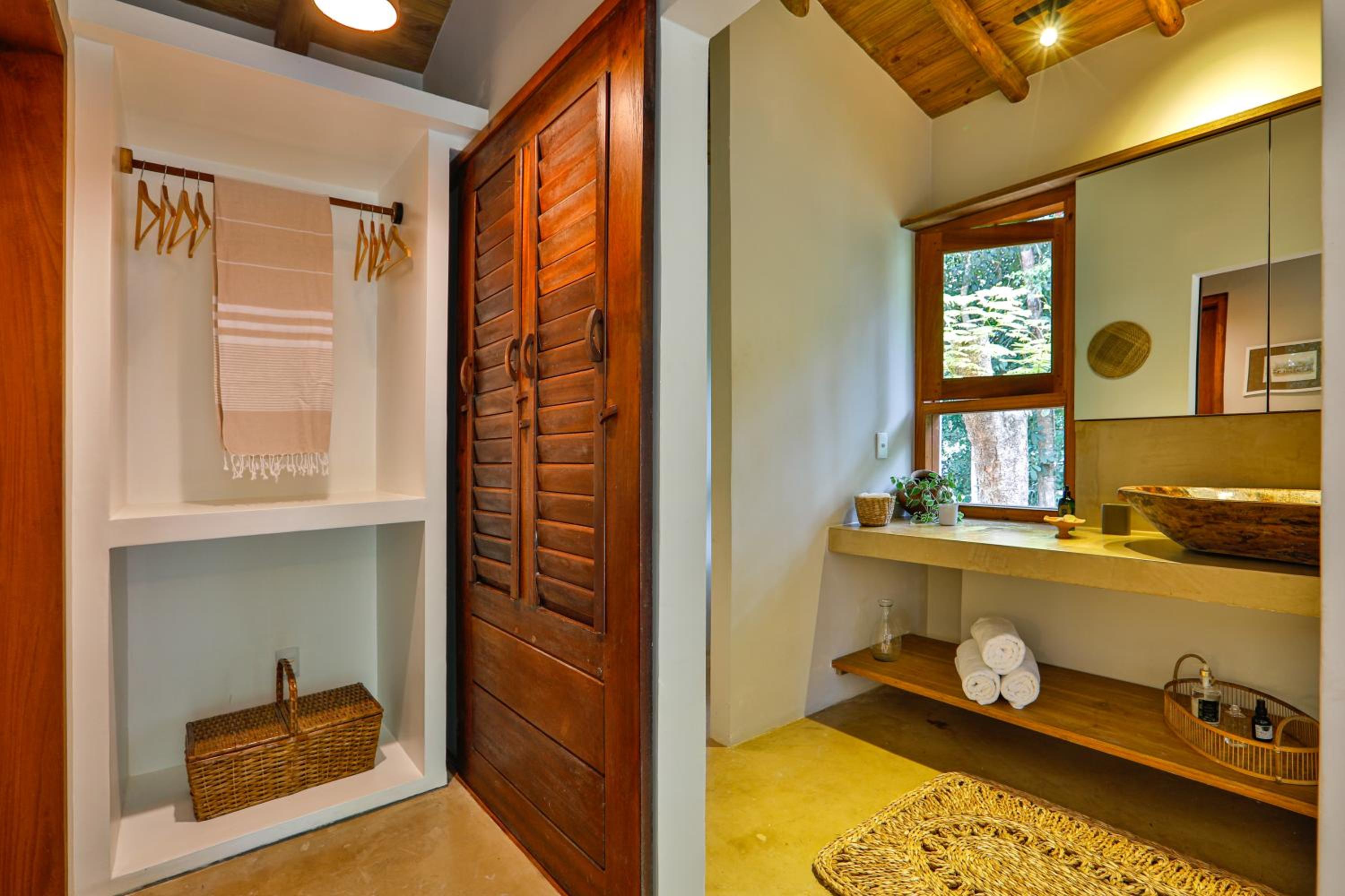 King Suite with Balcony - Photo 22