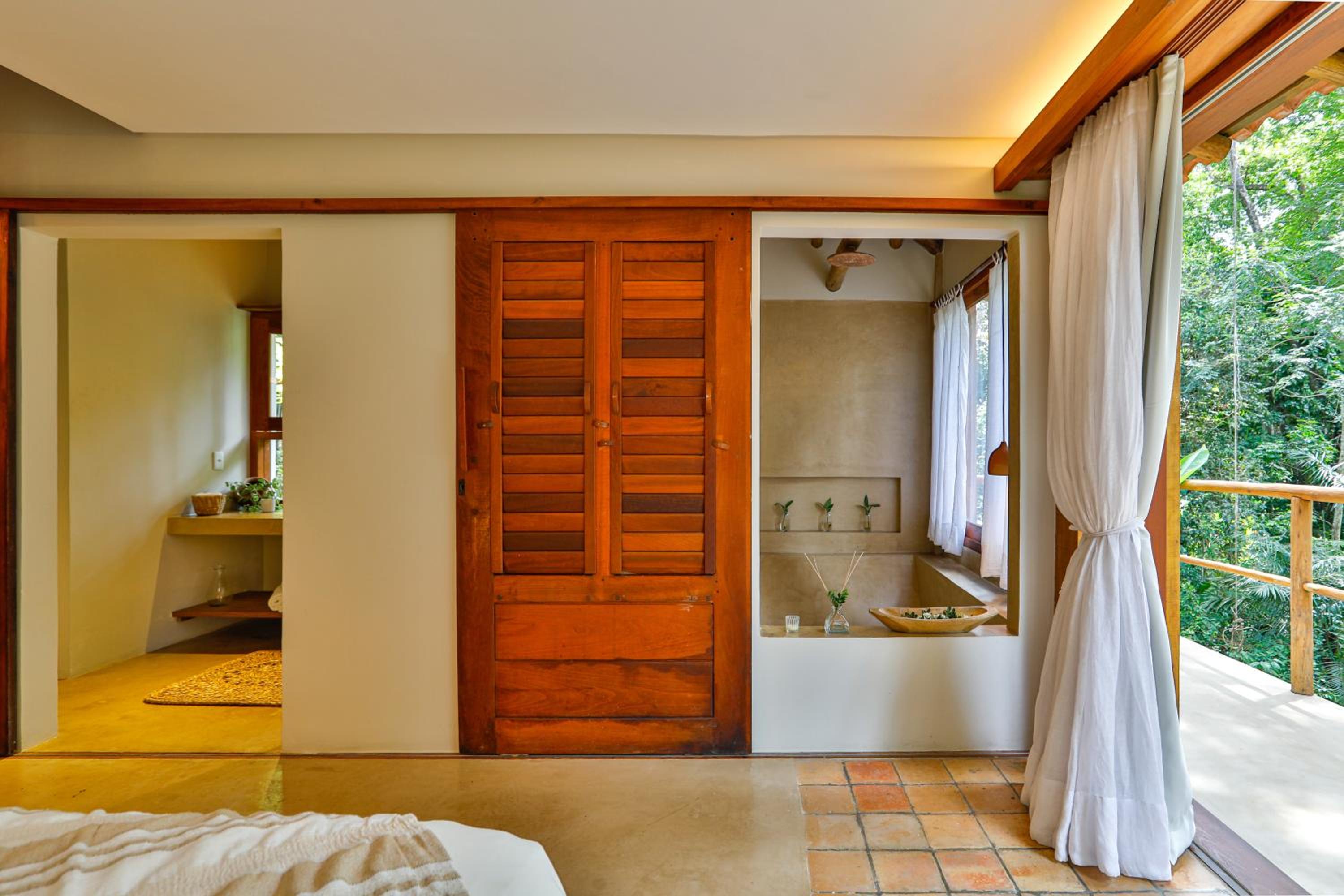King Suite with Balcony - Photo 23
