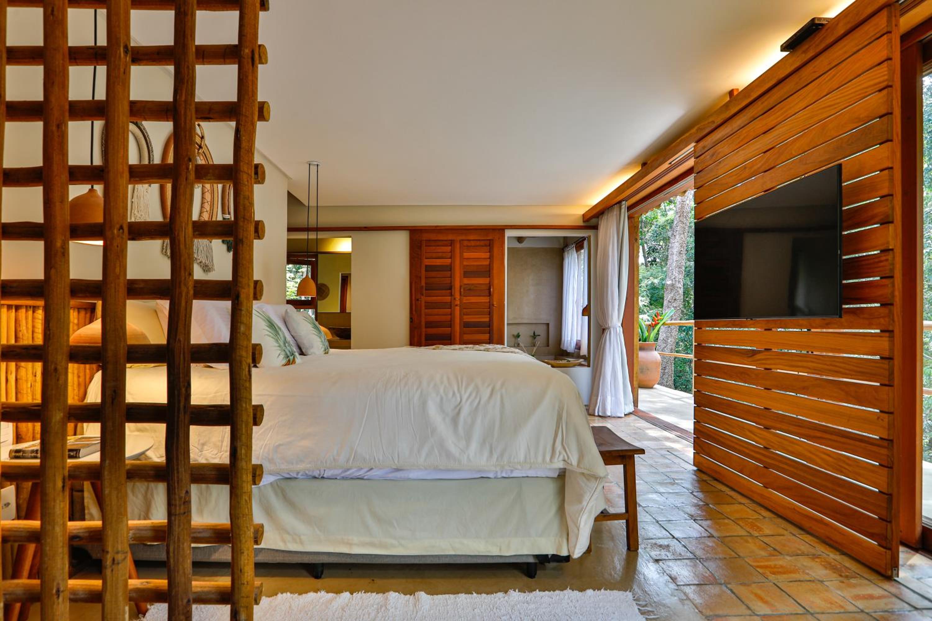 King Suite with Balcony - Photo 24