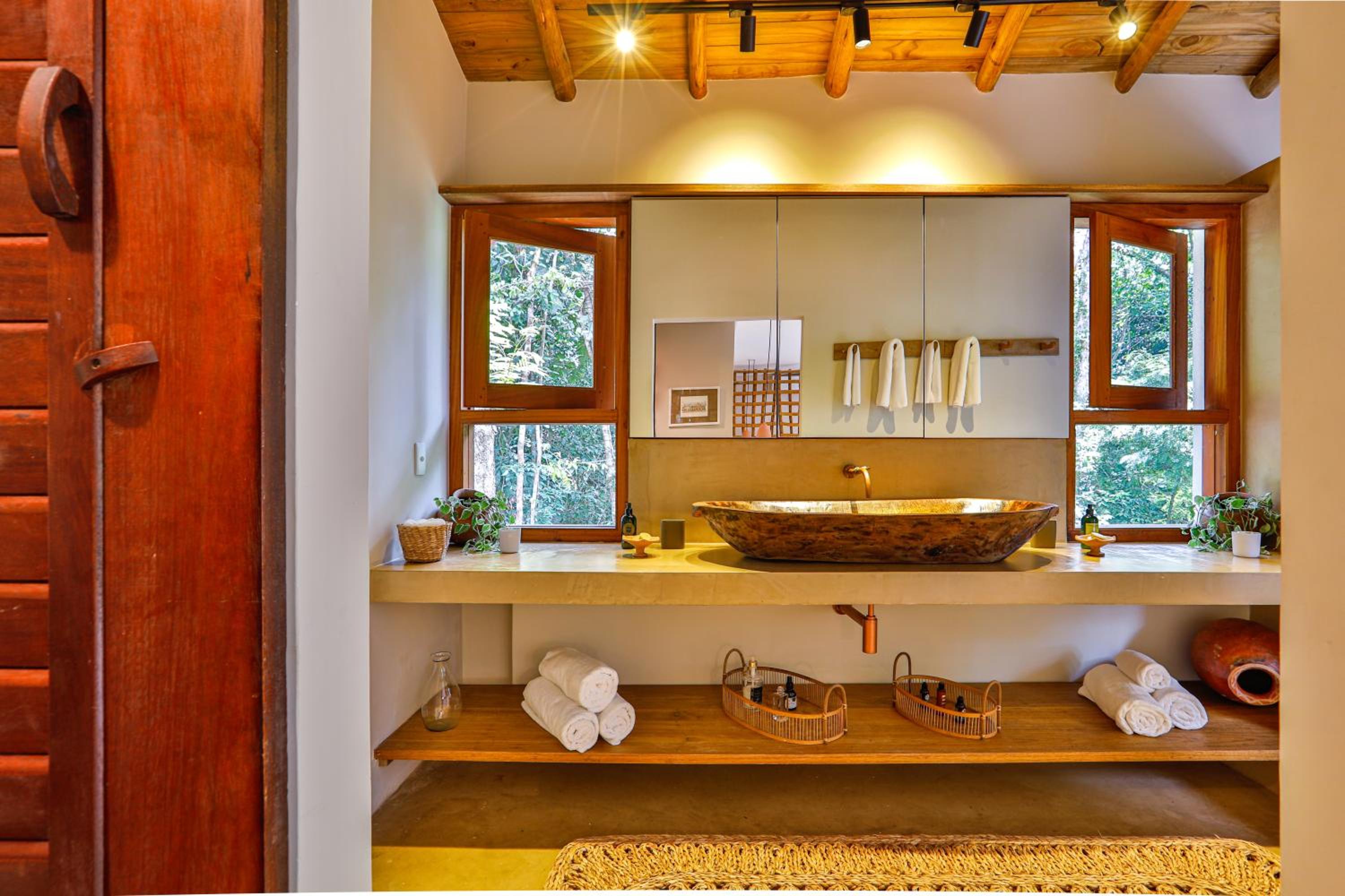 King Suite with Balcony - Photo 27