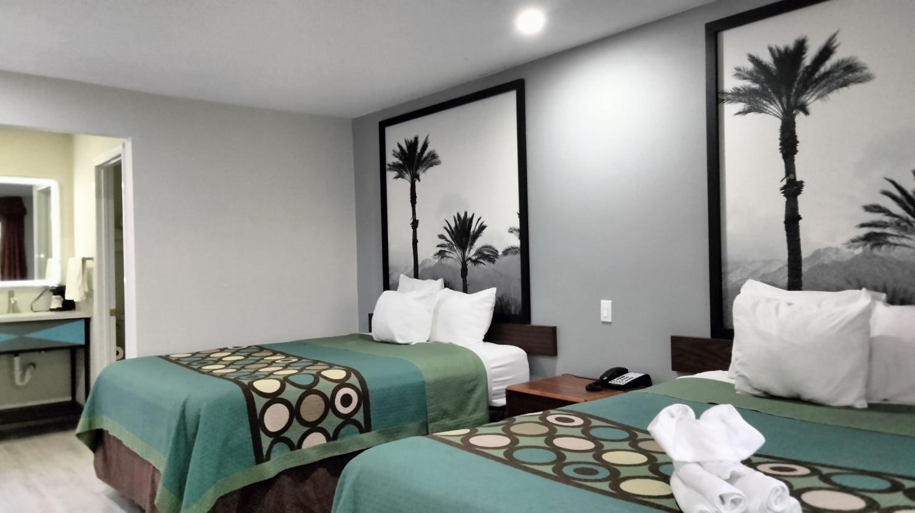 Queen Room with Two Queen Beds - Non-Smoking - Photo 2