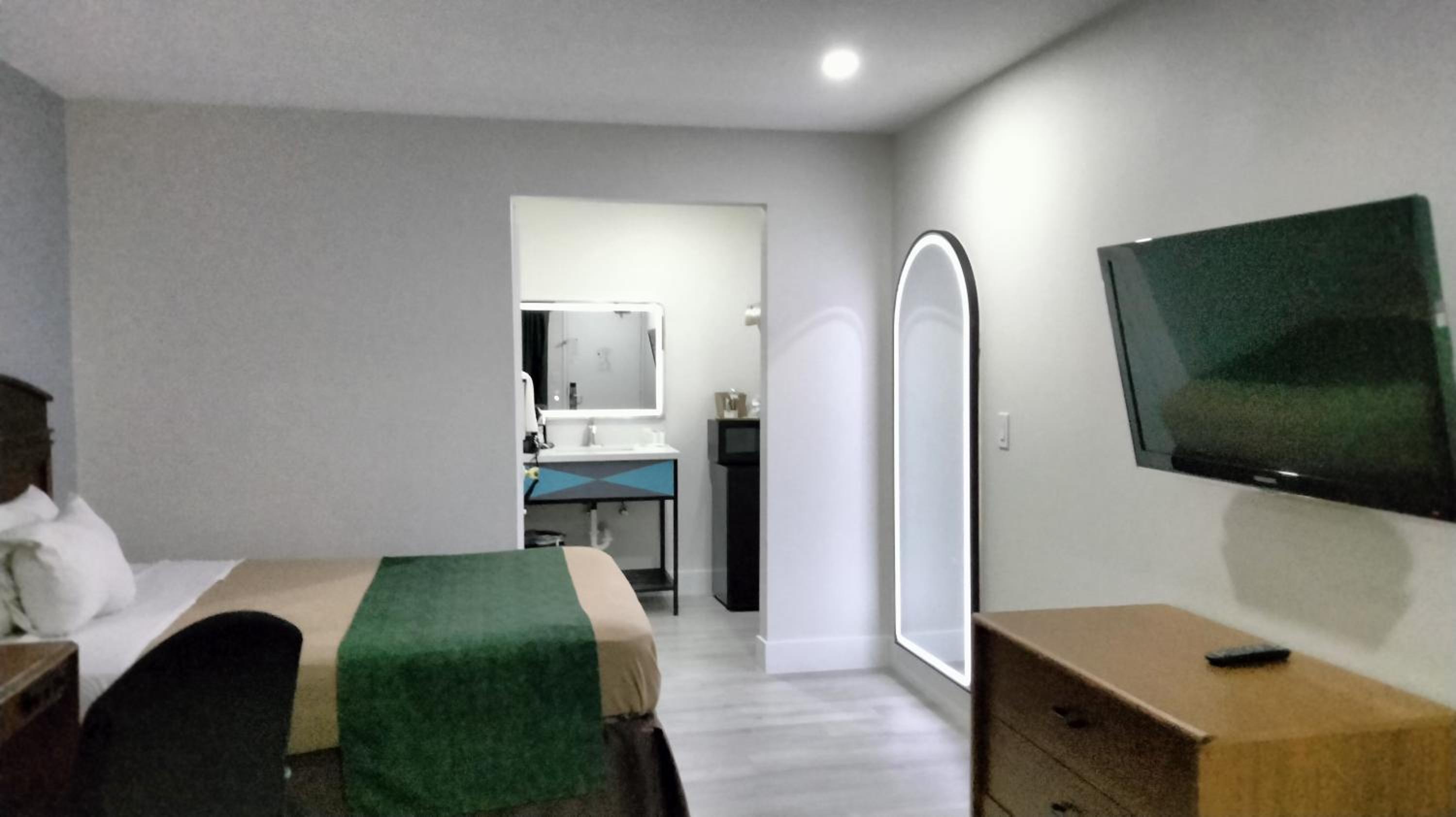 Queen Room - Non-Smoking - Photo 2