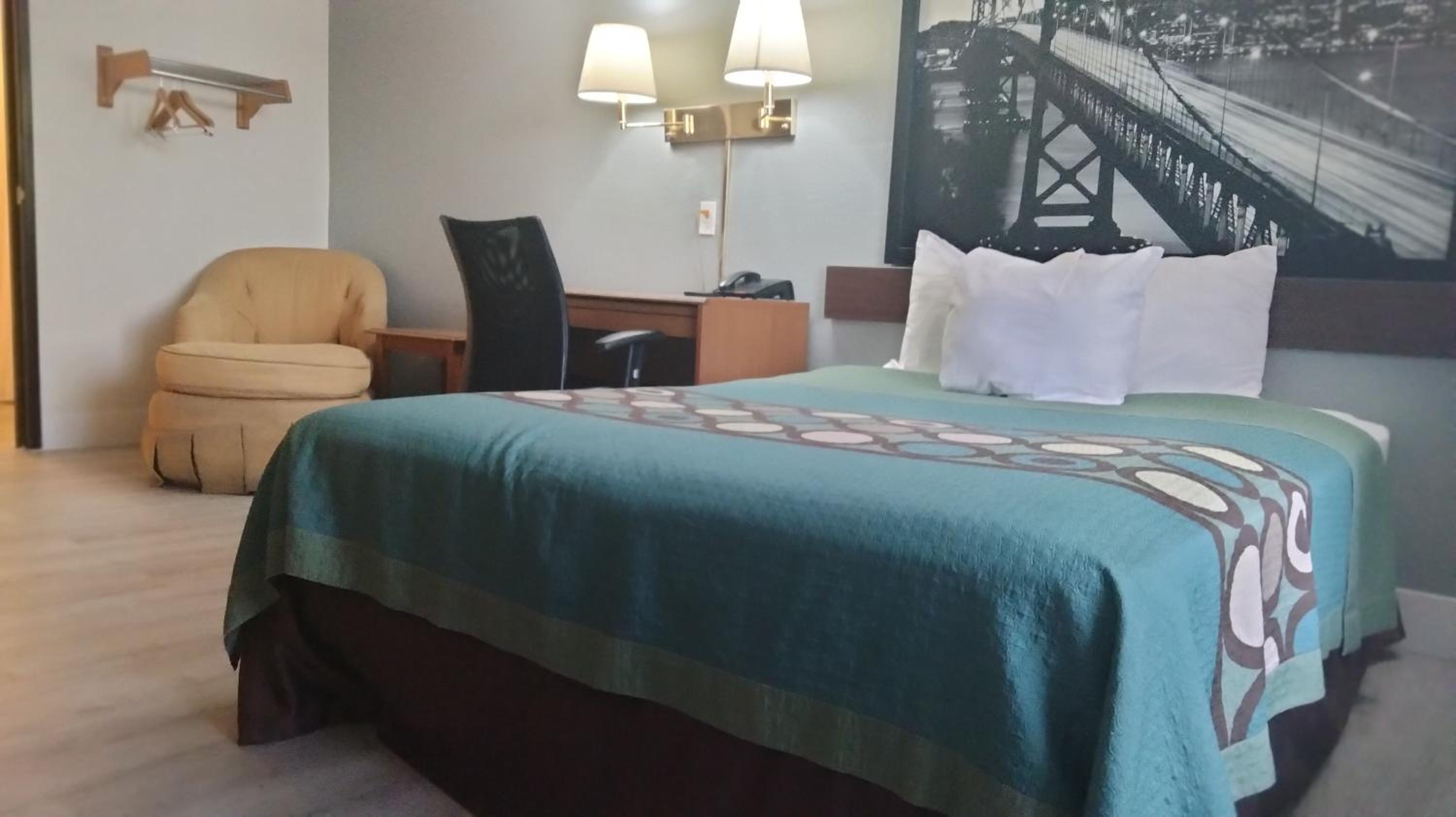 Queen Room - Mobility Access/Non-Smoking - Photo 1