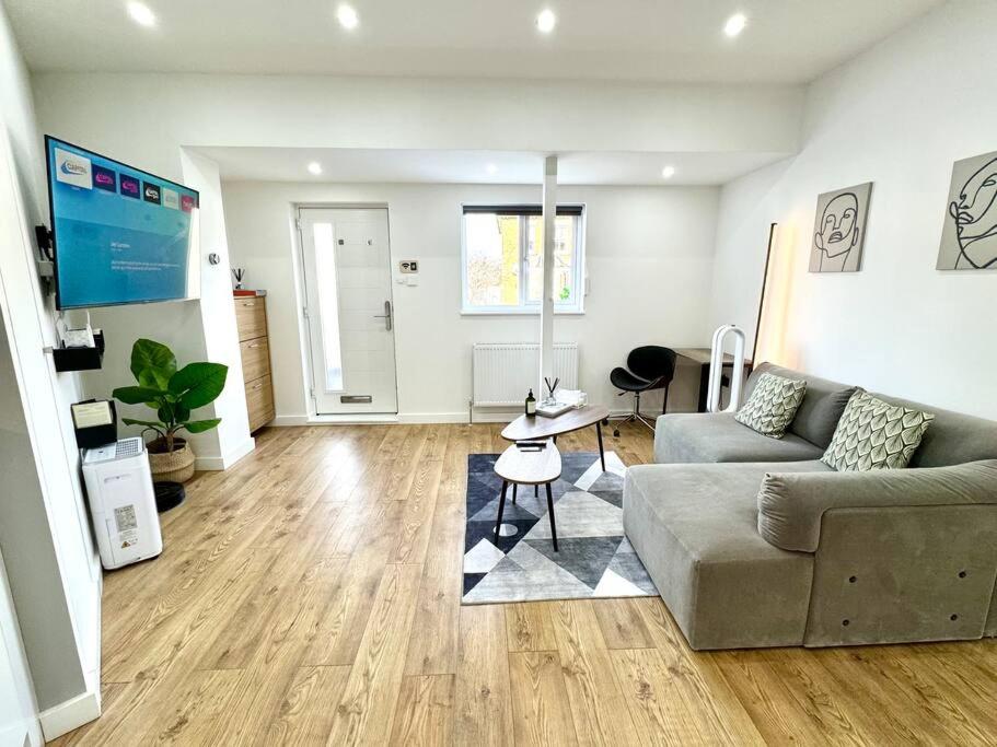 One-Bedroom Apartment photo 1