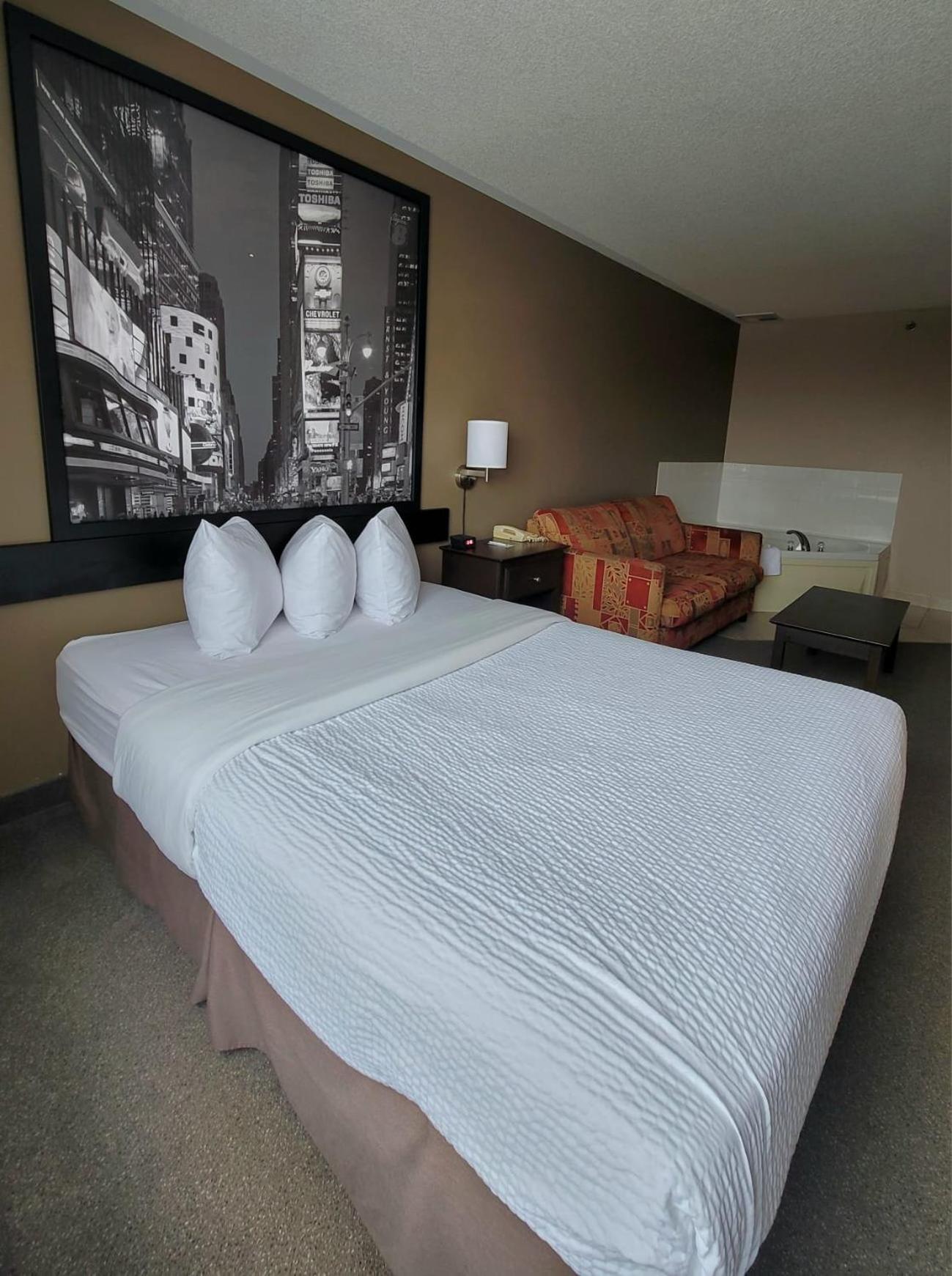 Deluxe Queen Suite with Spa Bath- Non-Smoking photo 1