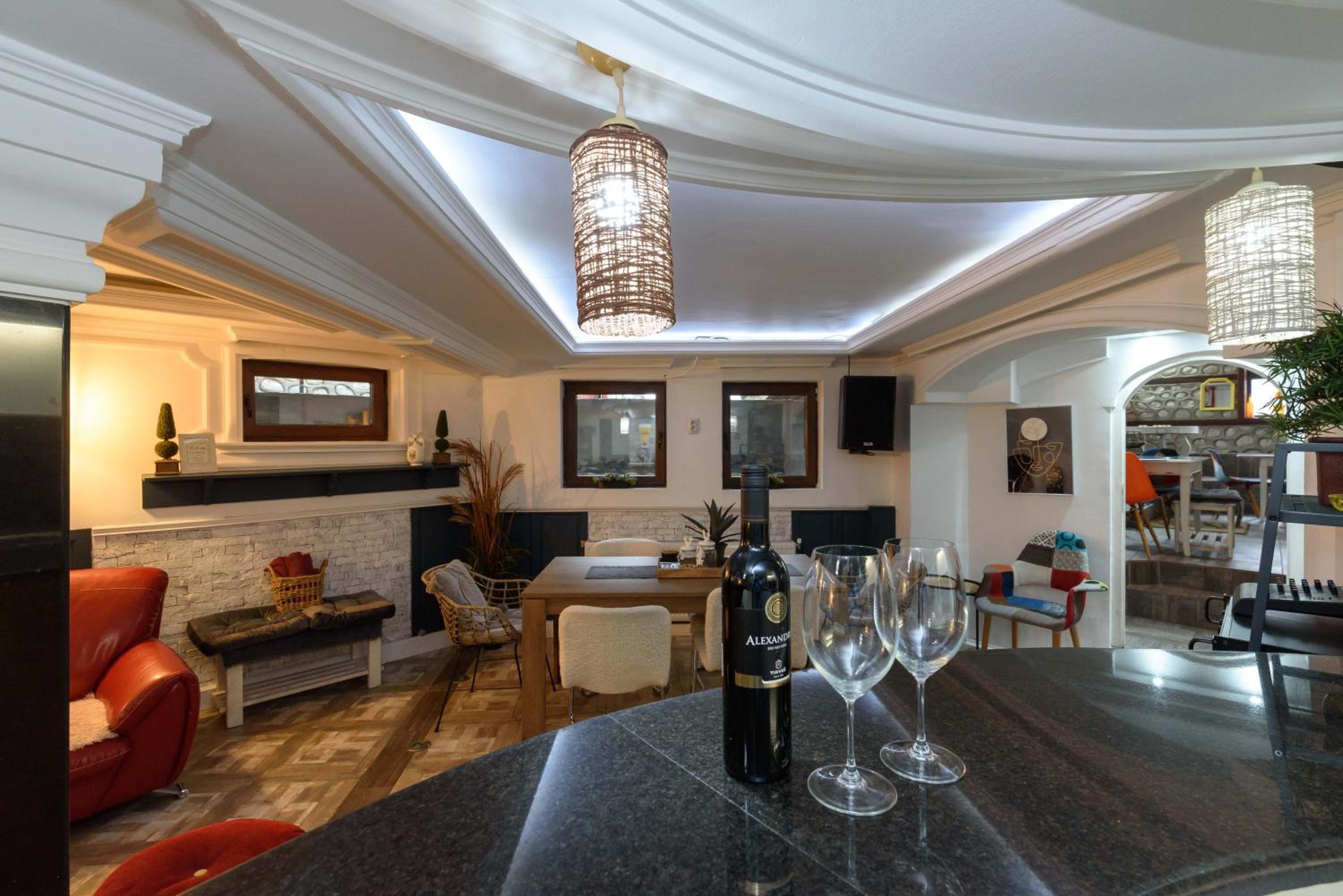 Five-Bedroom House photo 1