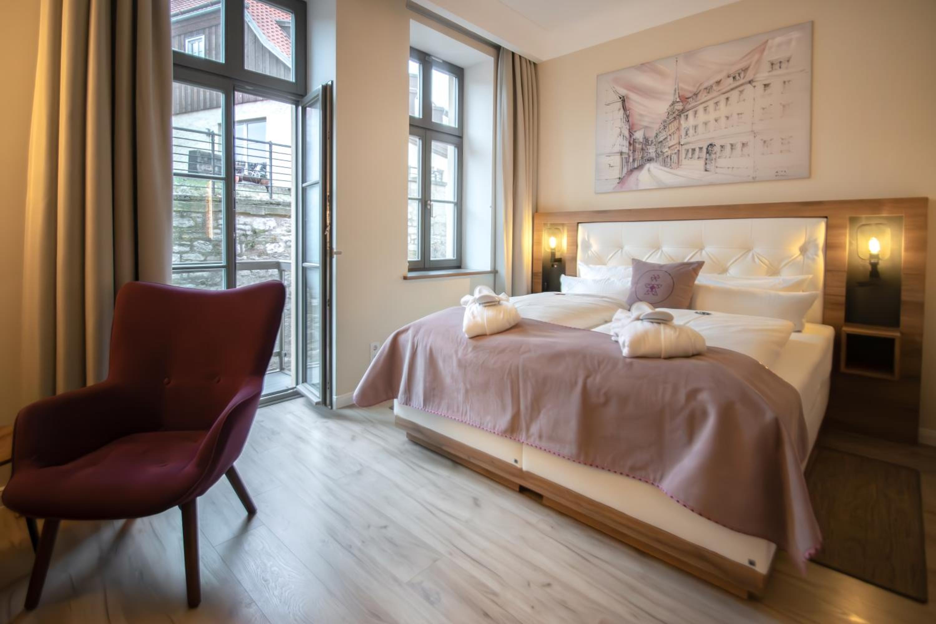 Double Room with French Balcony - Photo 2