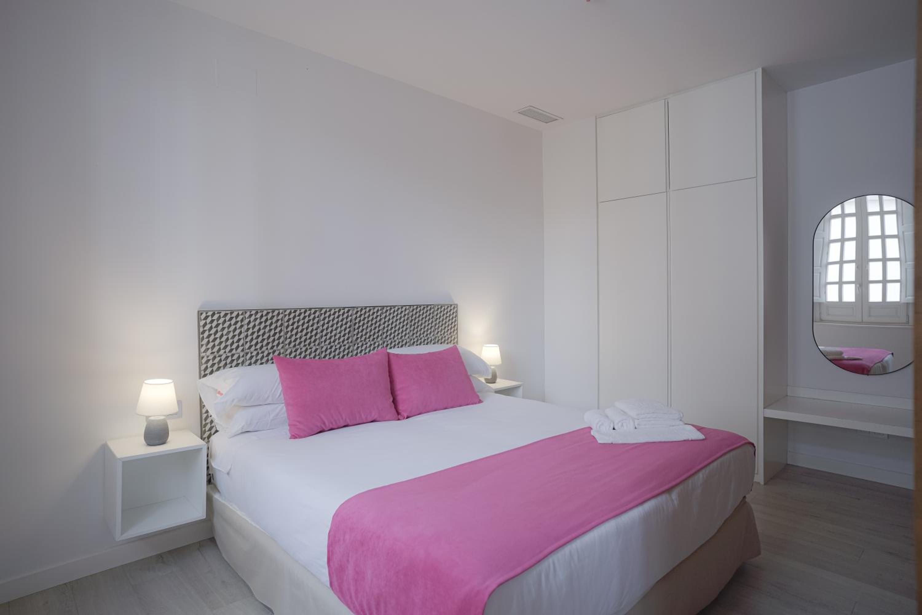 Deluxe Two-Bedroom Apartment - Photo 7