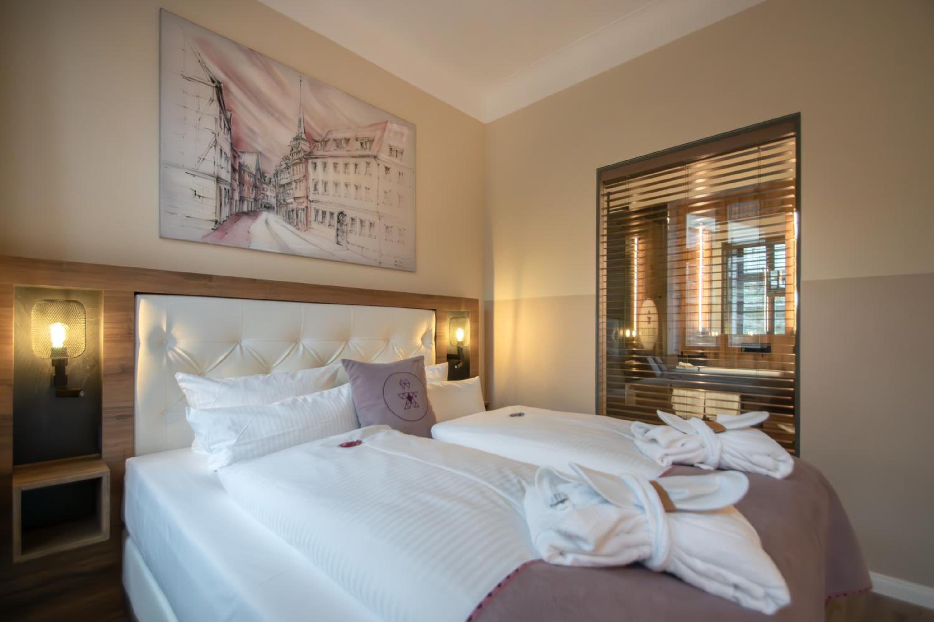 Double Room with French Balcony - Photo 3