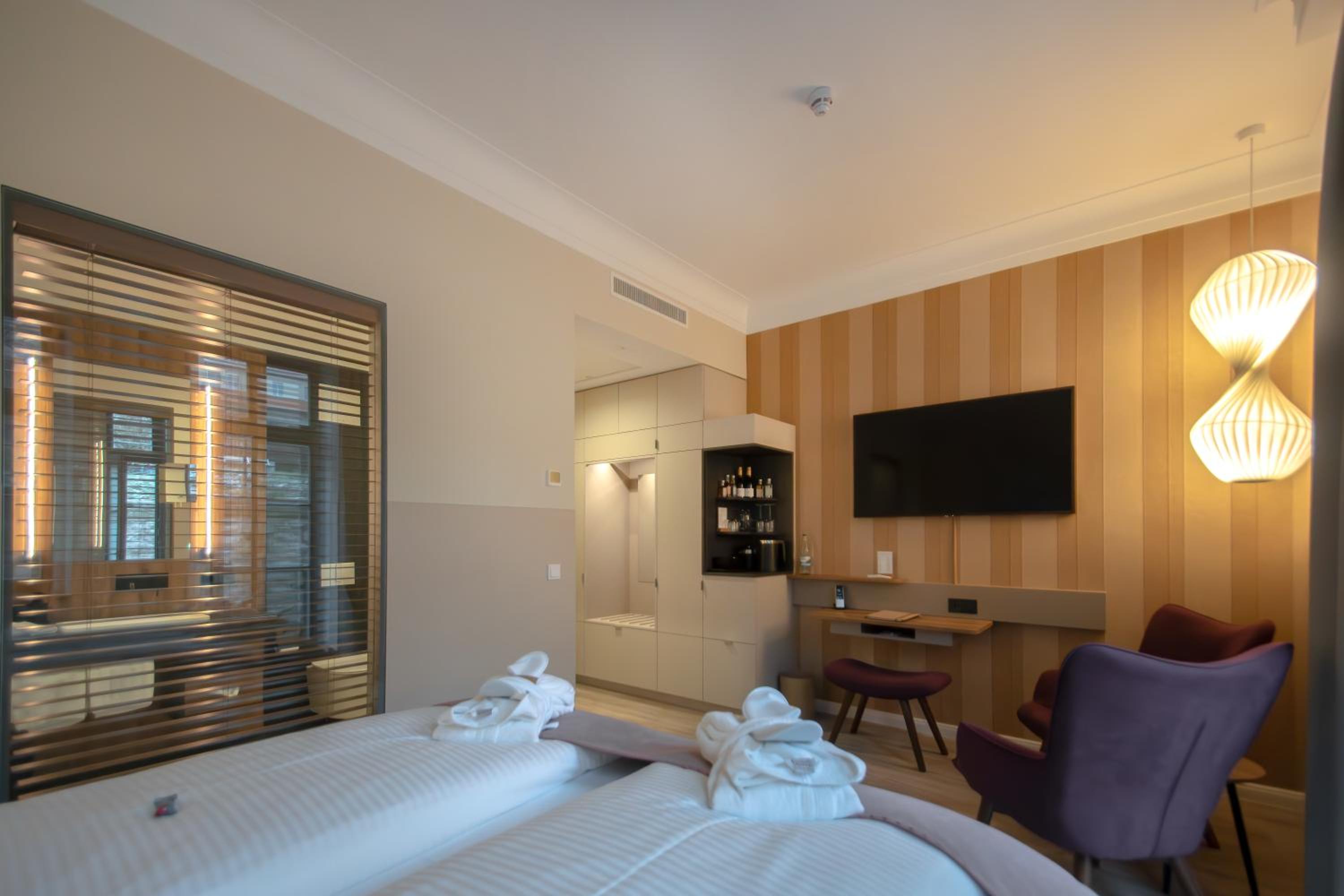 Double Room with French Balcony - Photo 4