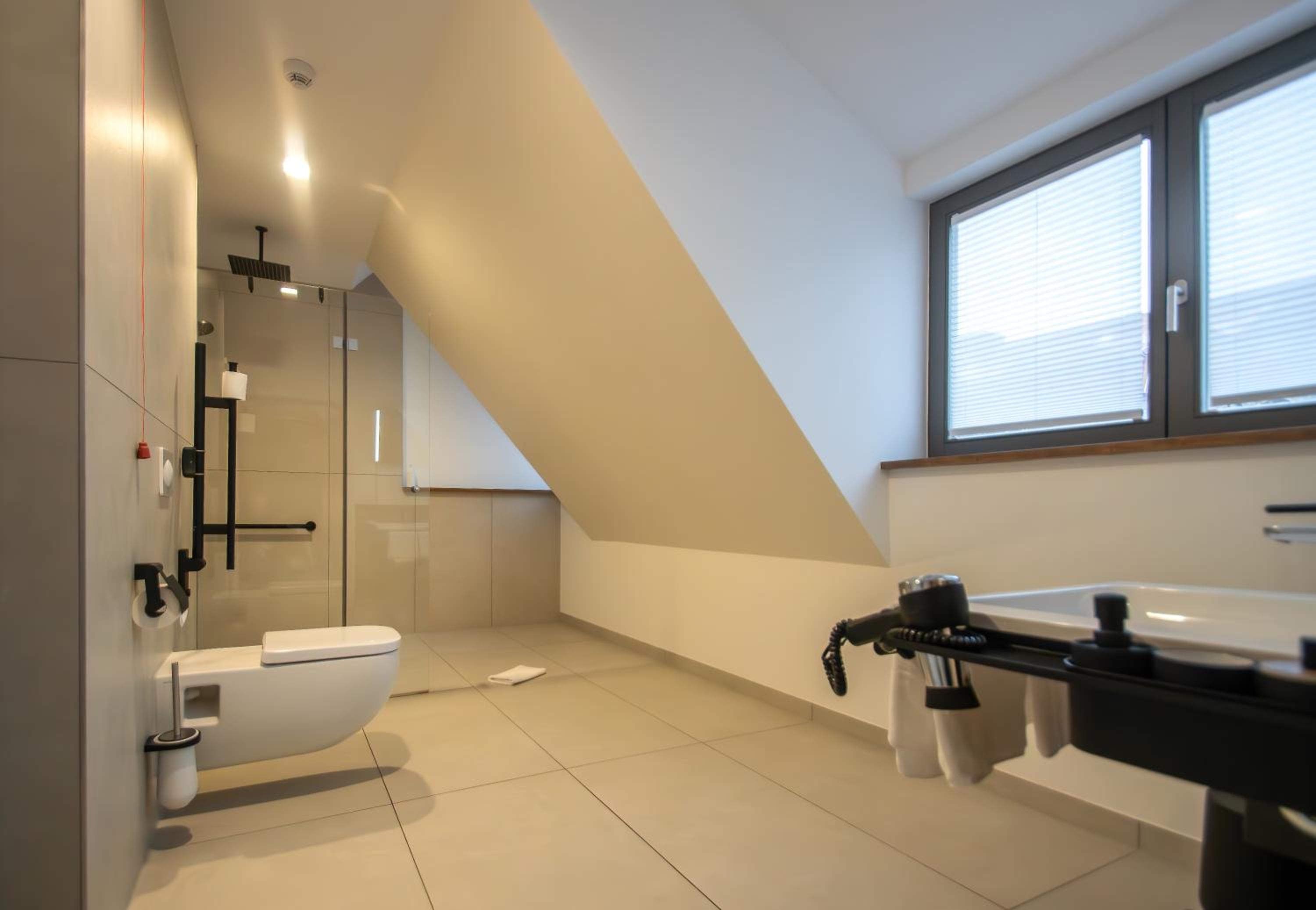 King Room with Roll-In Shower - Disability Access - Photo 3