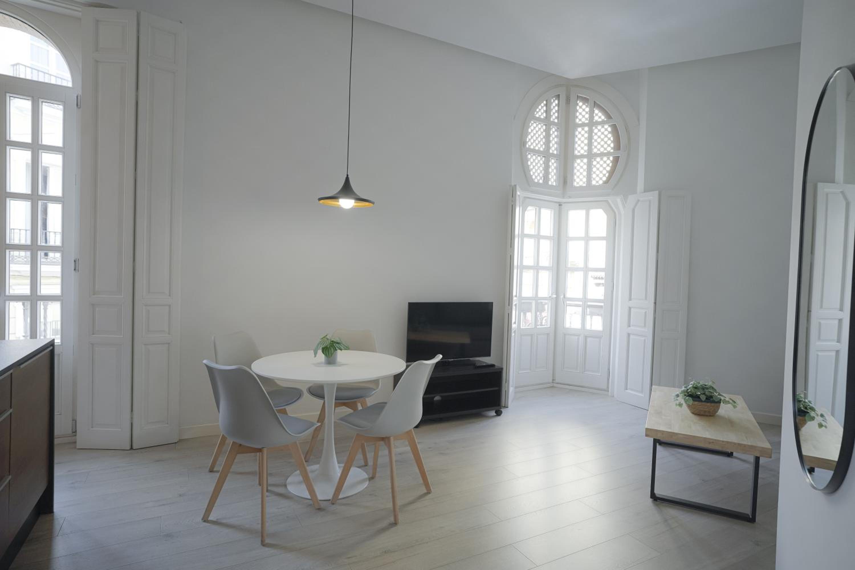 Superior One-Bedroom Apartment - Photo 3