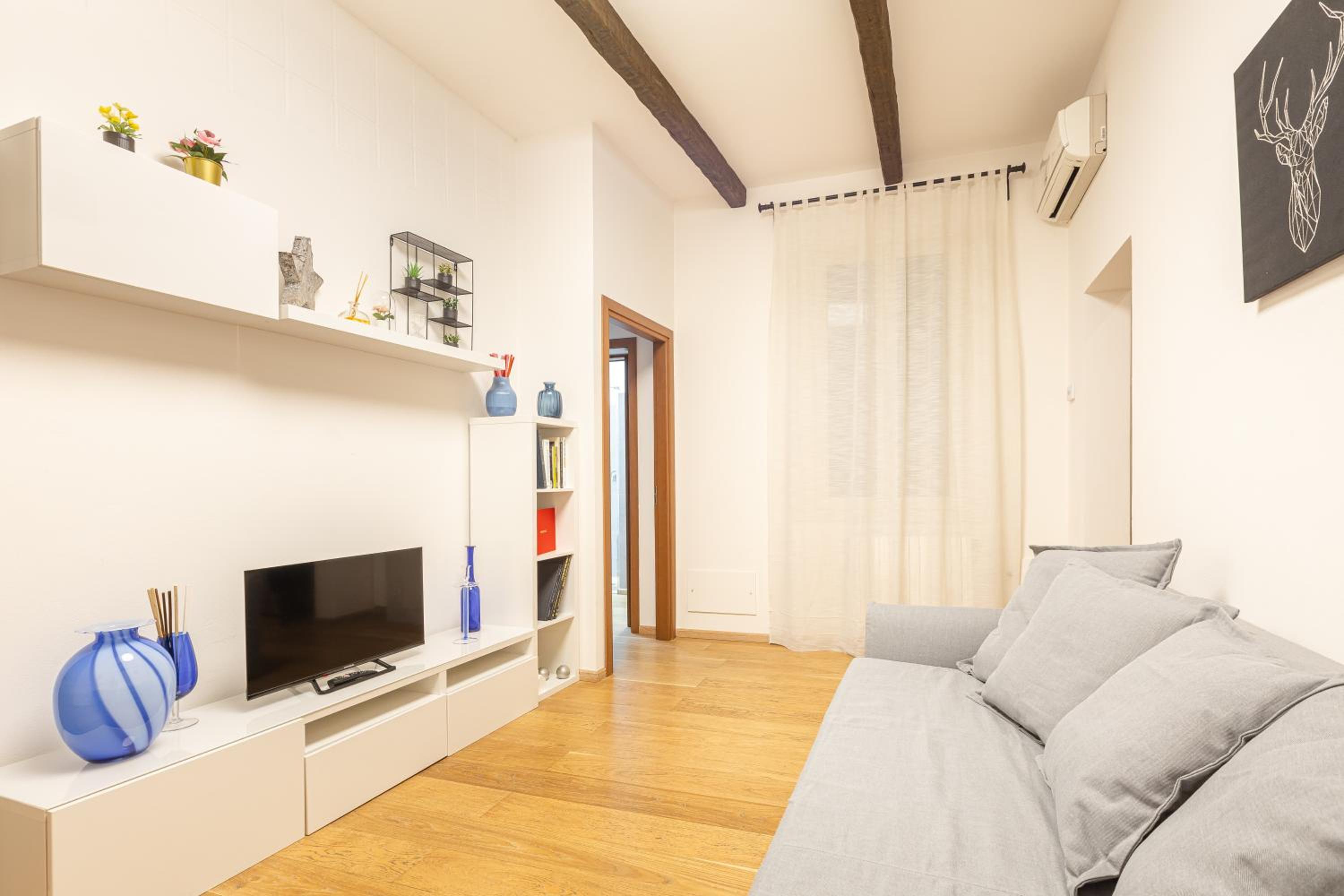 One-Bedroom Apartment photo 1