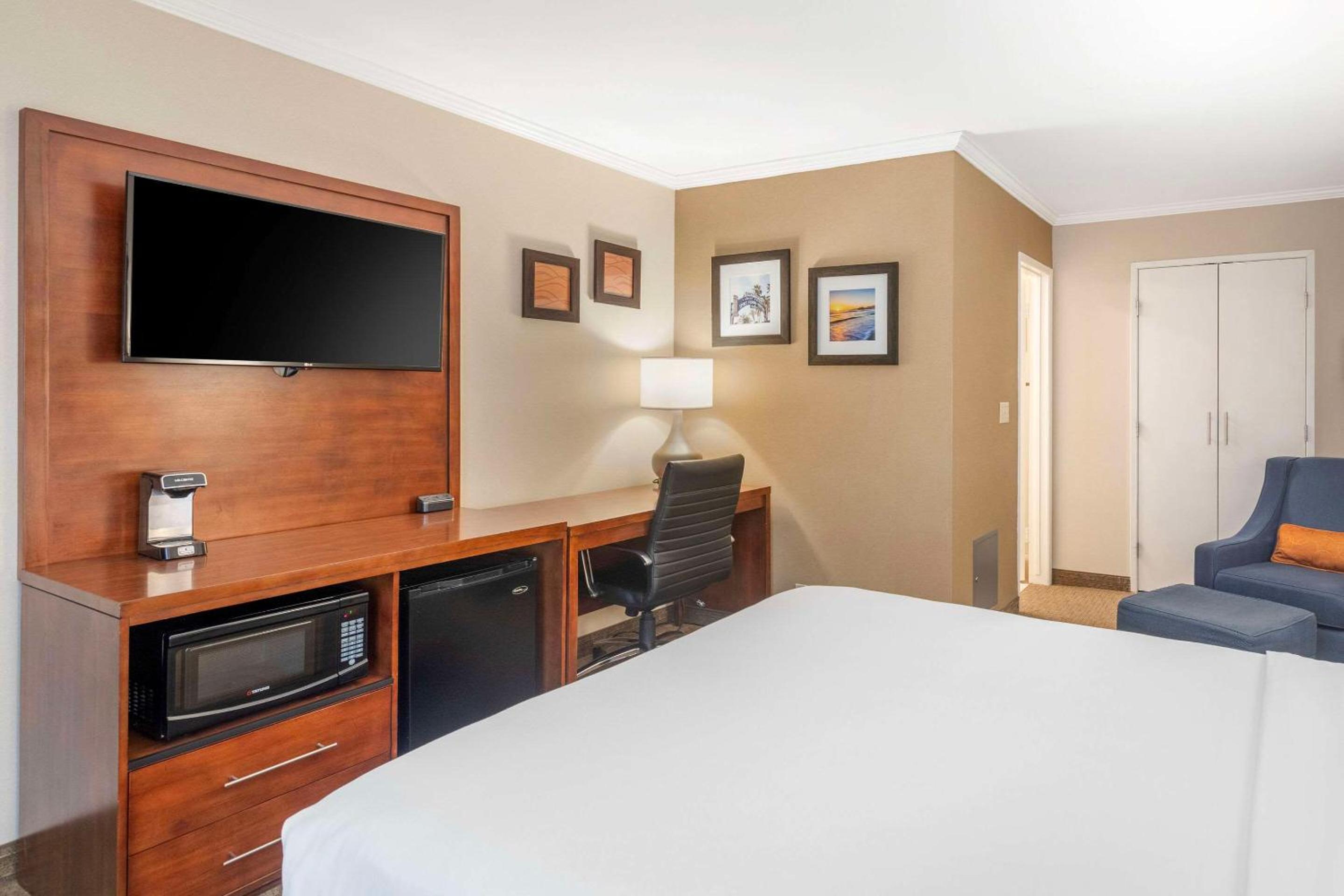 Standard Room, 1 King Bed with Sofa Bed, Non Smoking photo 3