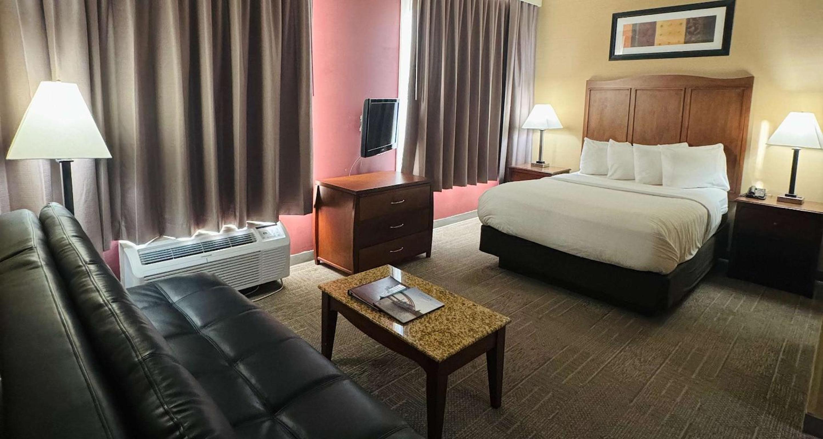 Queen Room with Sofa and Roll-In Shower - Disability Access/Non-Smoking - Photo 1