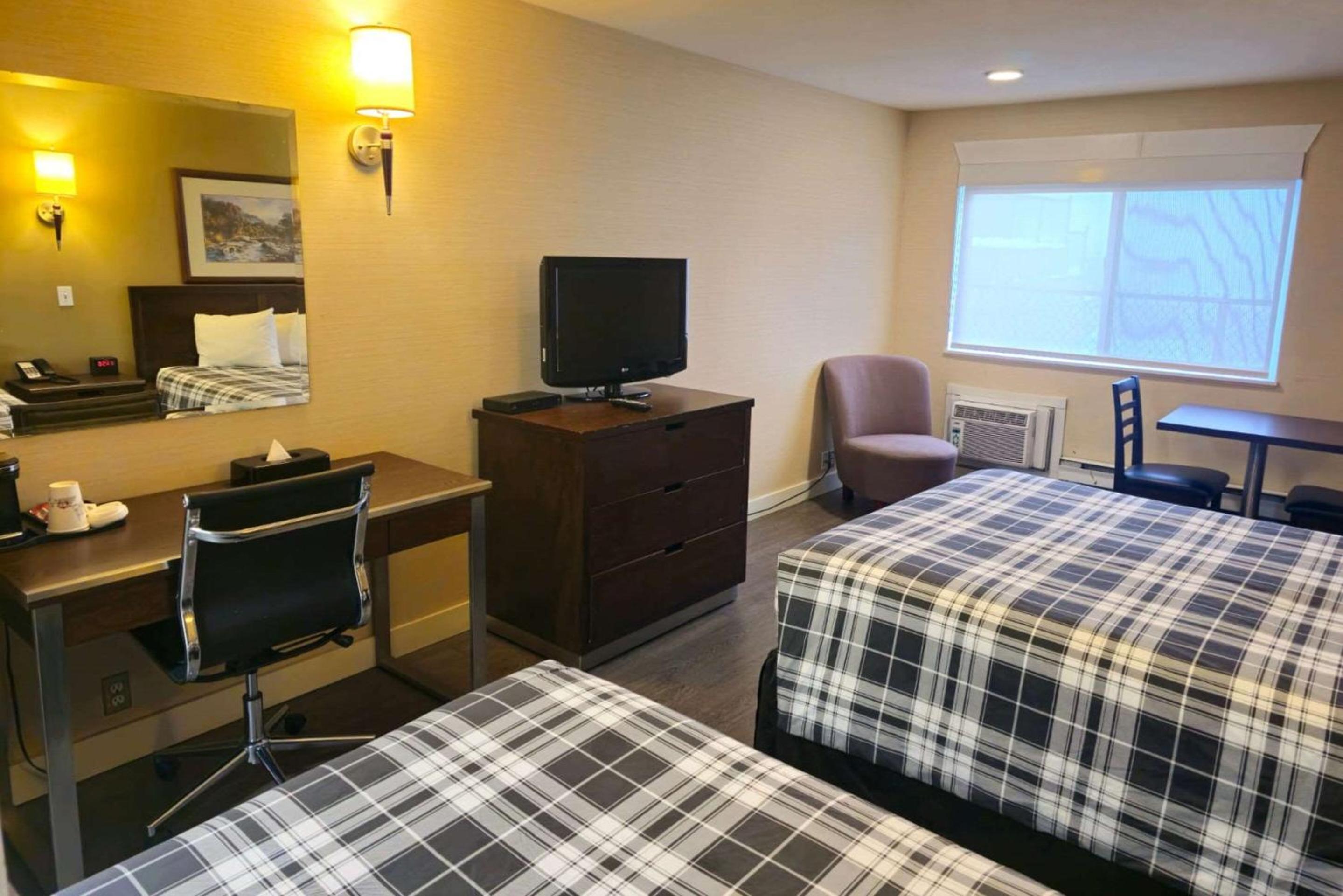 Efficiency Suite with Two Queen Beds - Non-Smoking - Photo 3