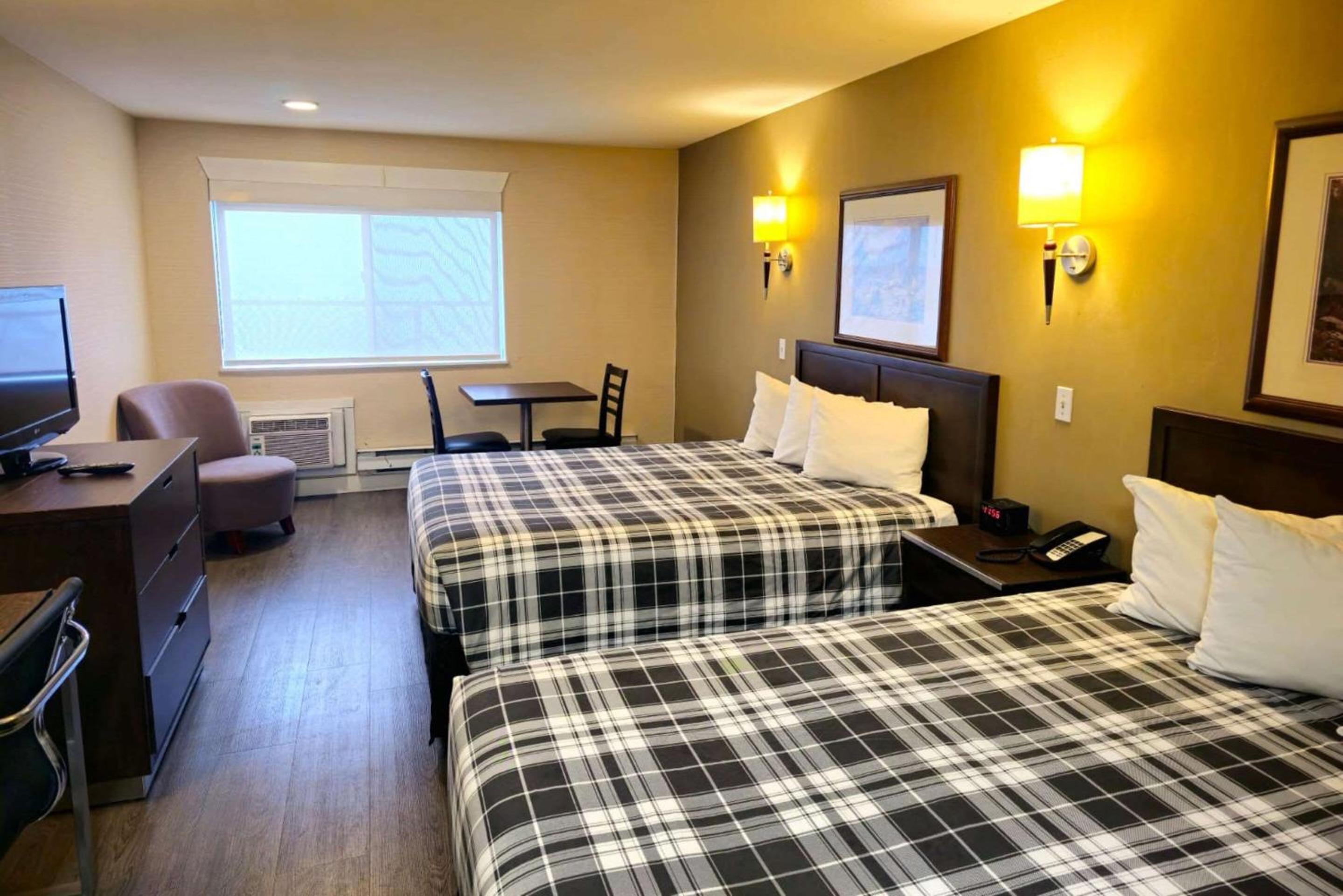 Efficiency Suite with Two Queen Beds - Non-Smoking - Photo 4