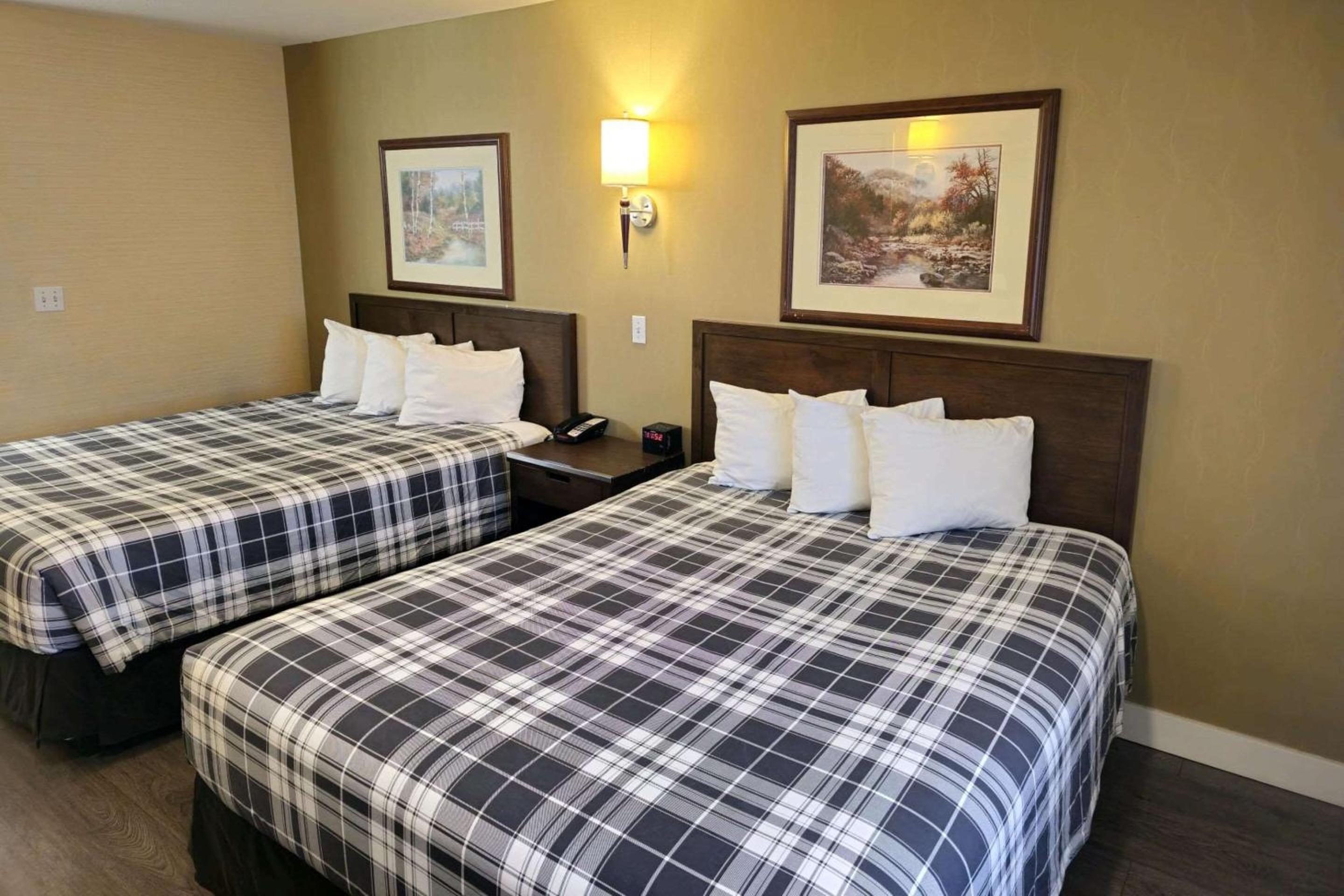 Standard Queen Room with Two Queen Beds - Non-Smoking - Photo 2