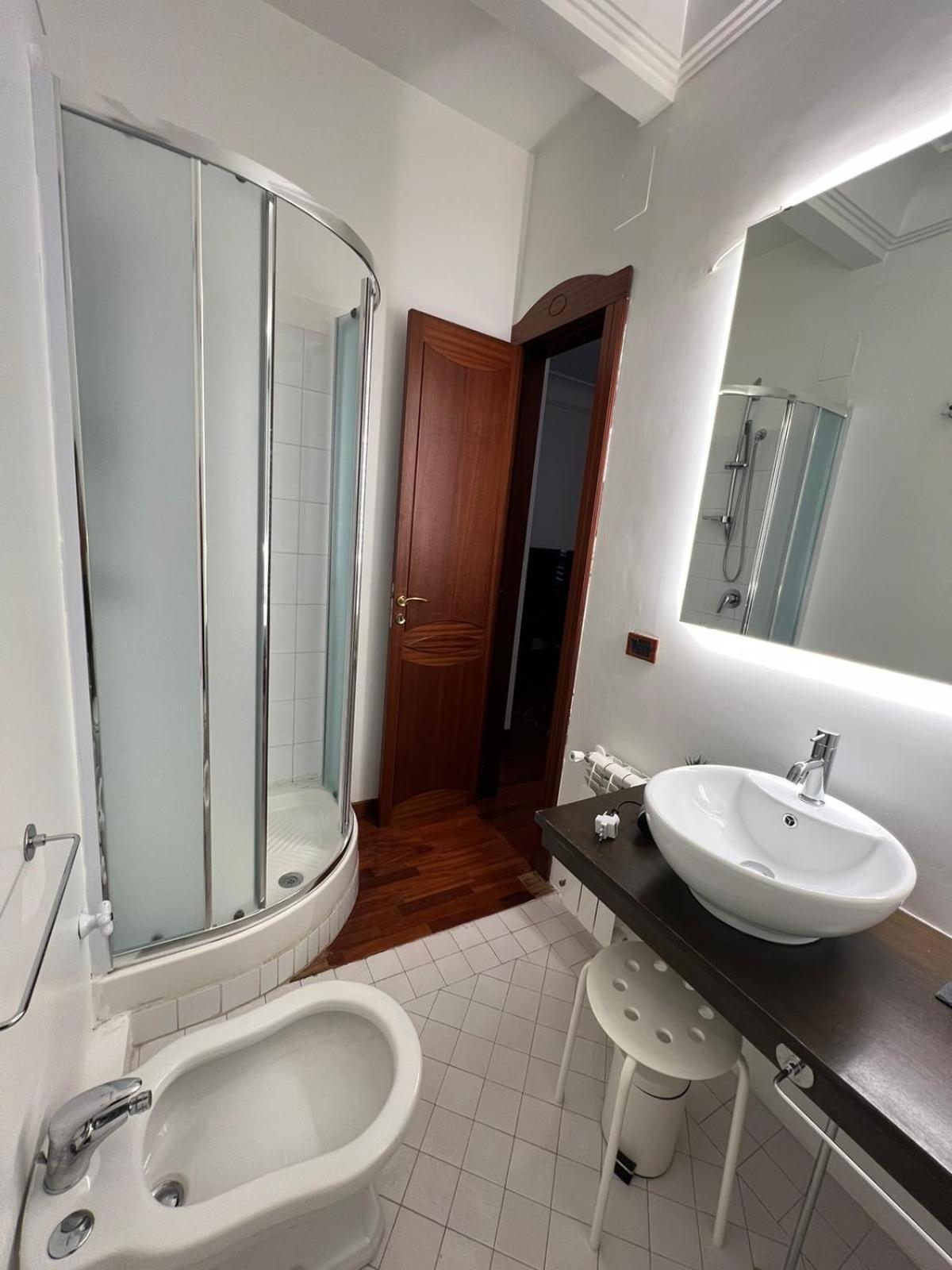 Double Room with Balcony - Photo 5
