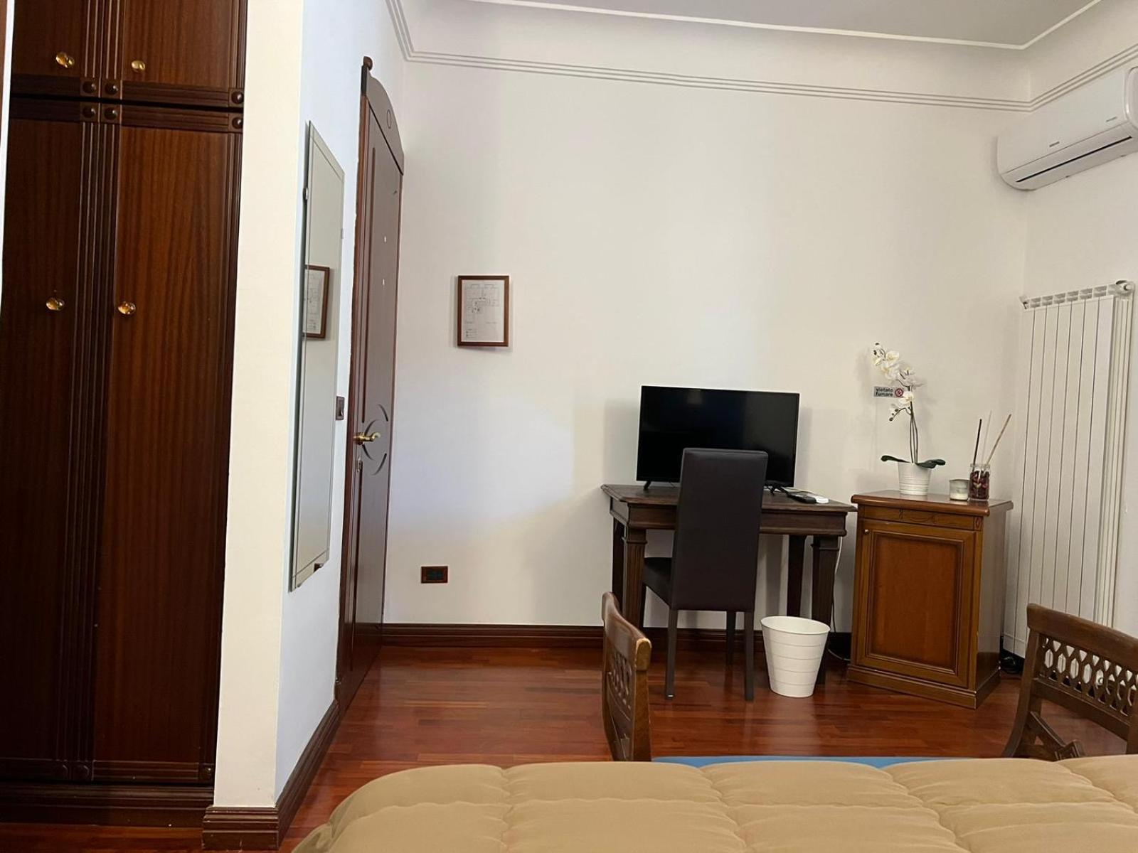 Double Room with Balcony - Photo 4